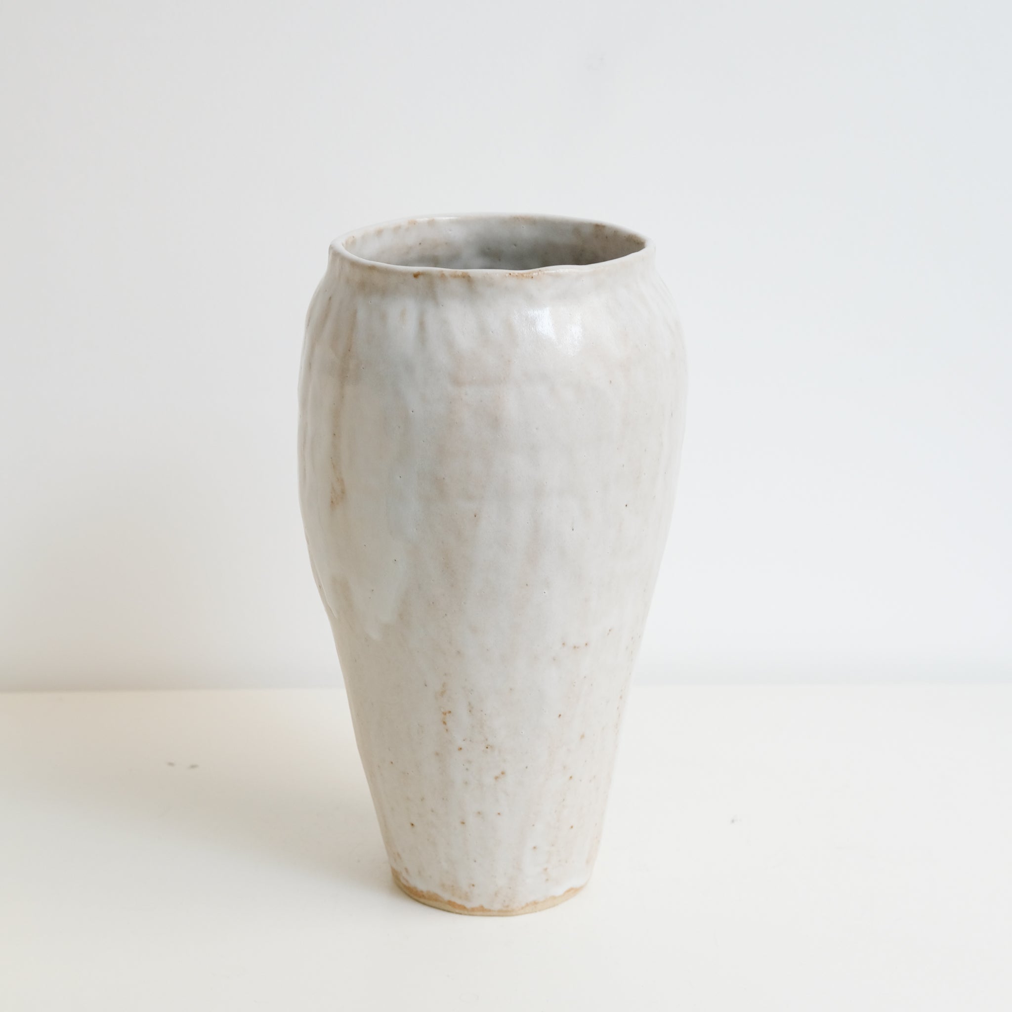Vase en grès H 27cm - Blanc beige de Lola Moreau chez Brutal Ceramics