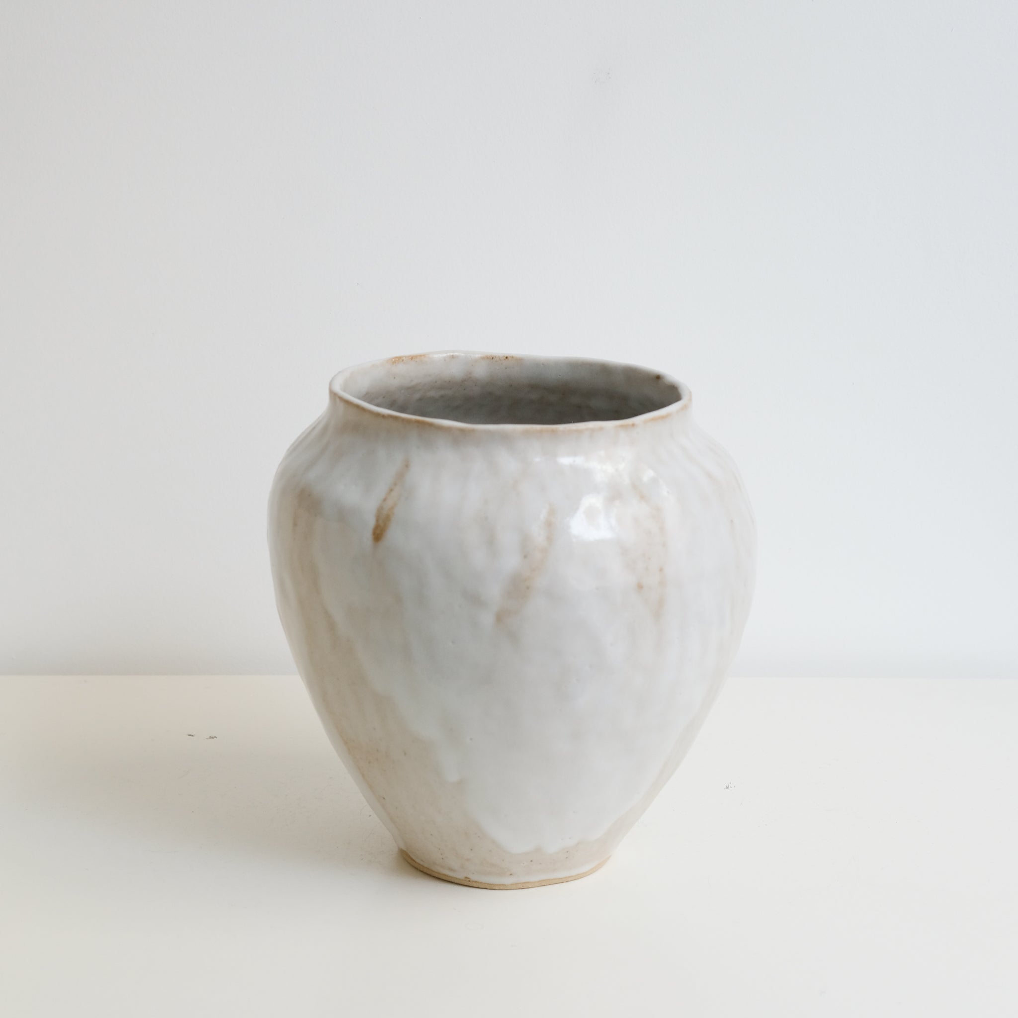 Vase en grès H 20cm - Blanc beige de Lola Moreau chez Brutal Ceramics