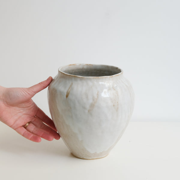 Vase en grès H 20cm - Blanc beige de Lola Moreau chez Brutal Ceramics