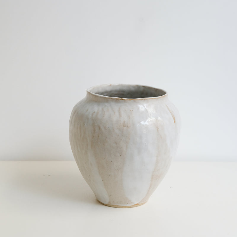 Vase en grès H 20cm - Blanc beige de Lola Moreau chez Brutal Ceramics
