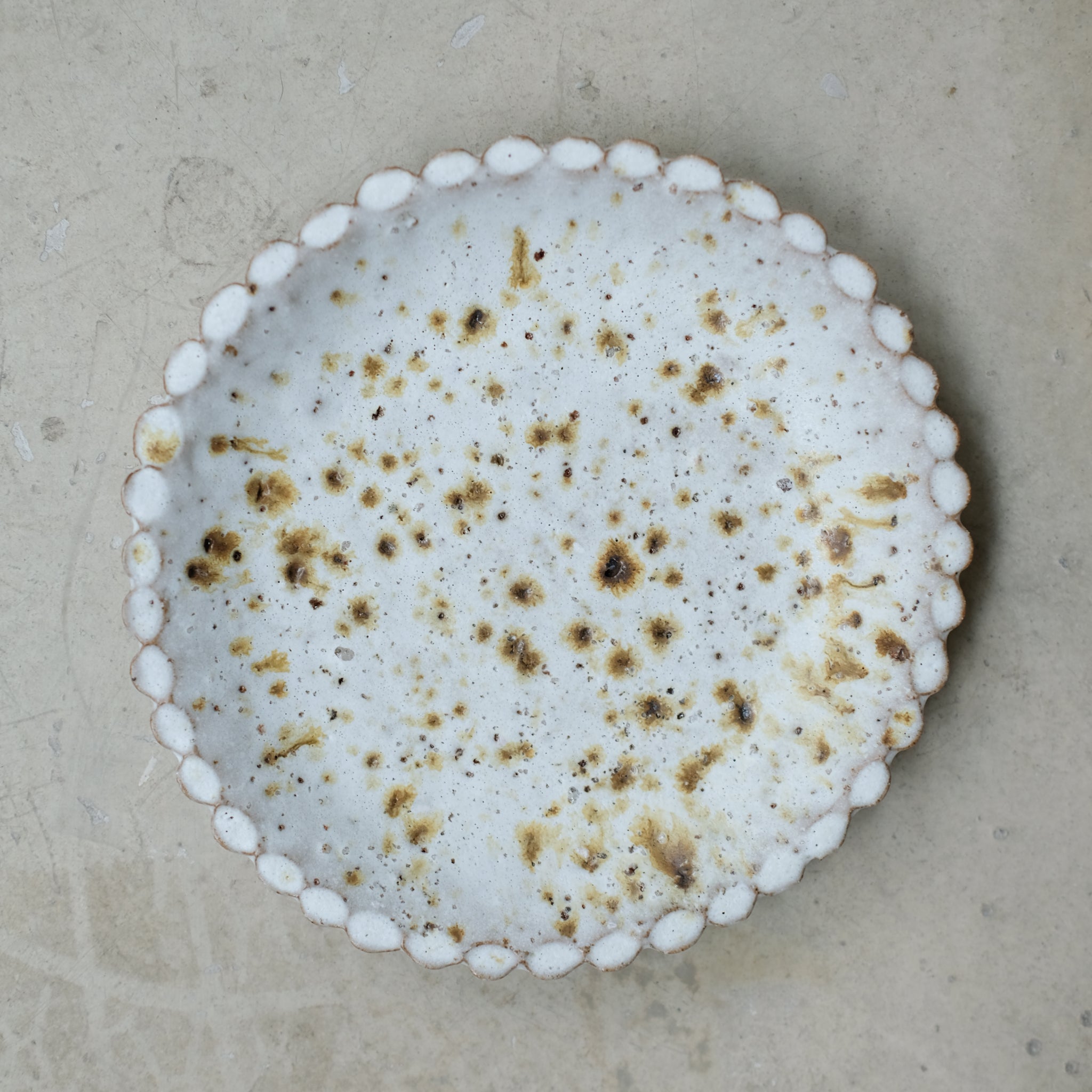 Assiette en terre glanée D 18,5cm - Blanc tacheté de Potry chez Brutal Ceramics