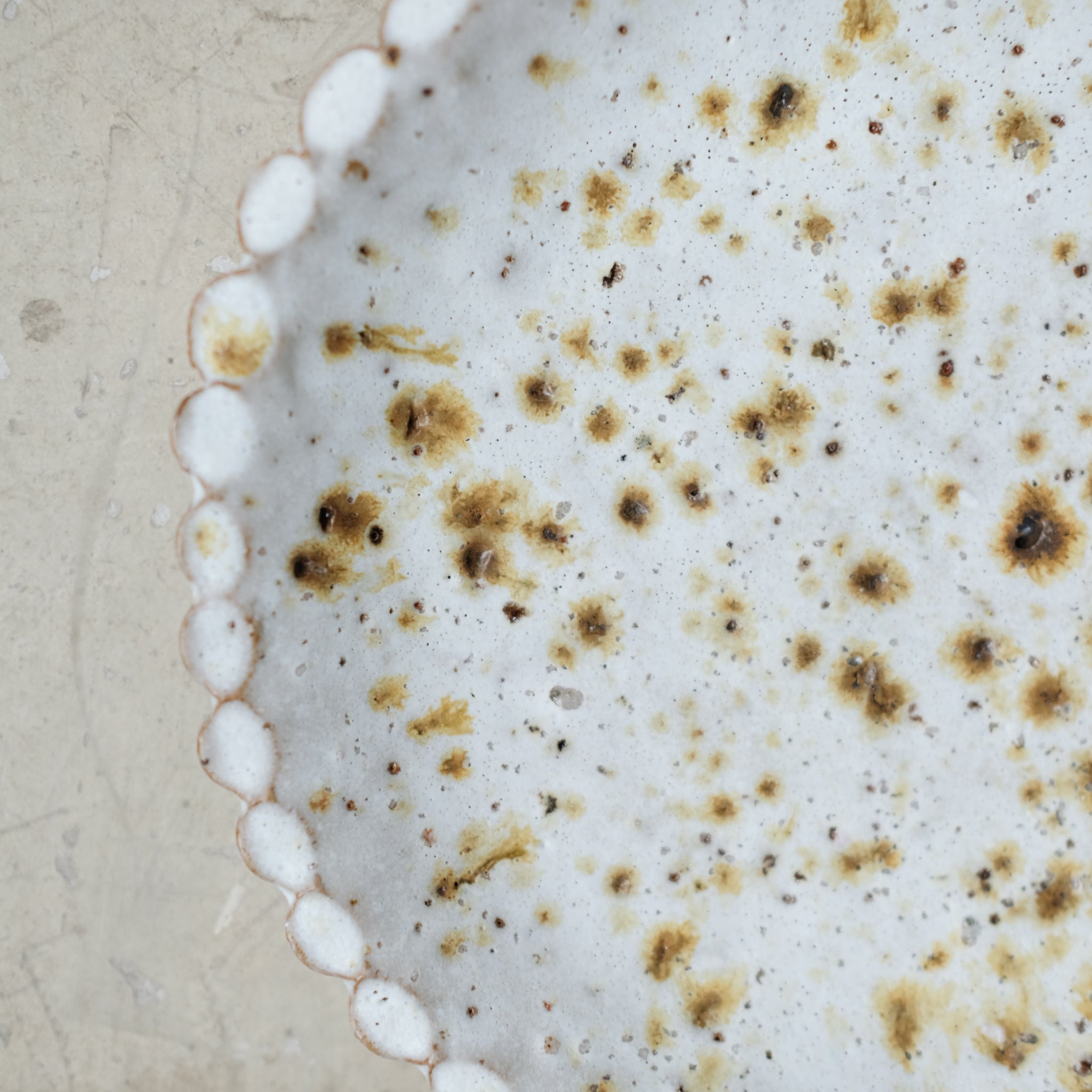 Assiette en terre glanée D 18,5cm - Blanc tacheté de Potry chez Brutal Ceramics