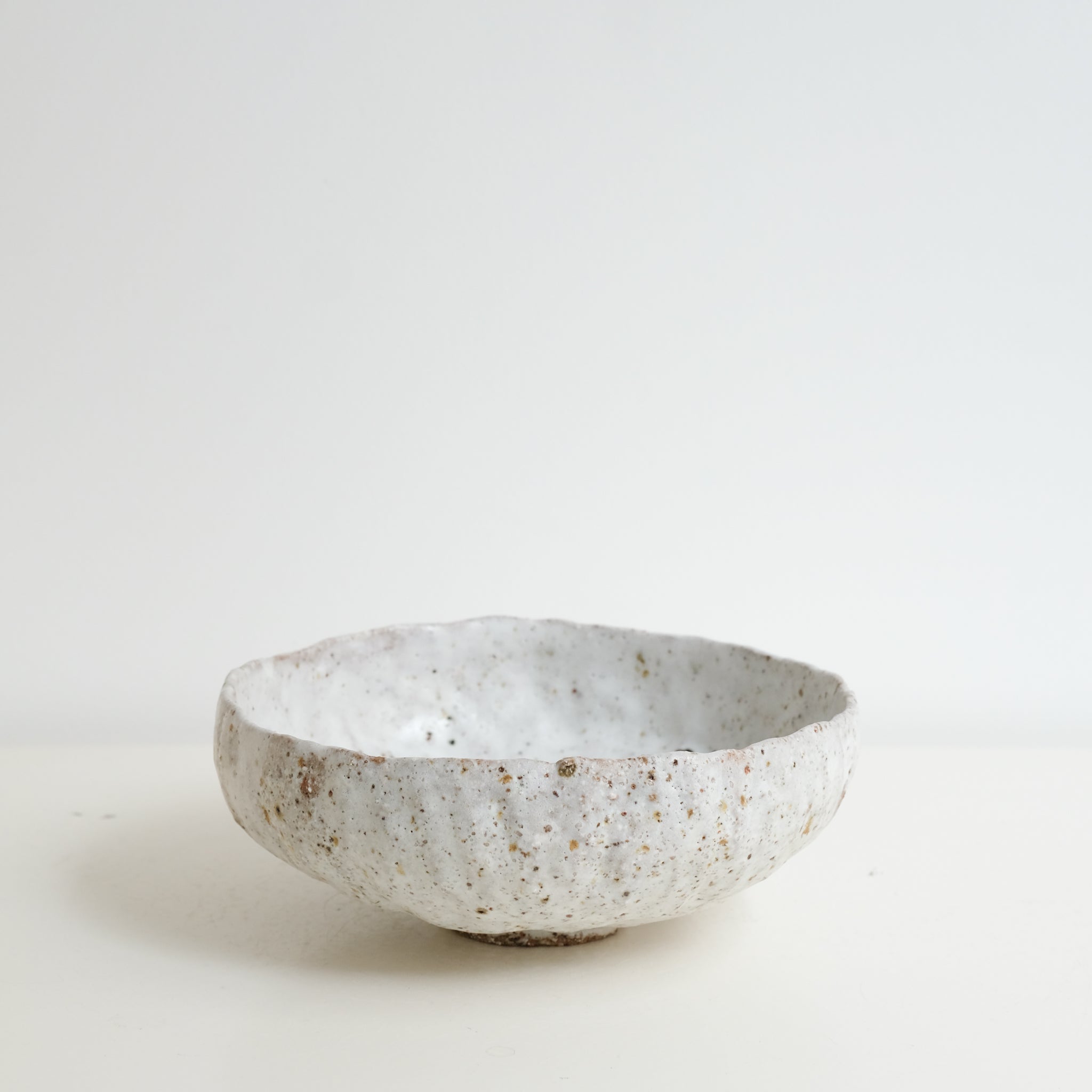 Bol en terre glanée D 17,5cm -Gris et blanc satiné par Potry chez Brutal Ceramics