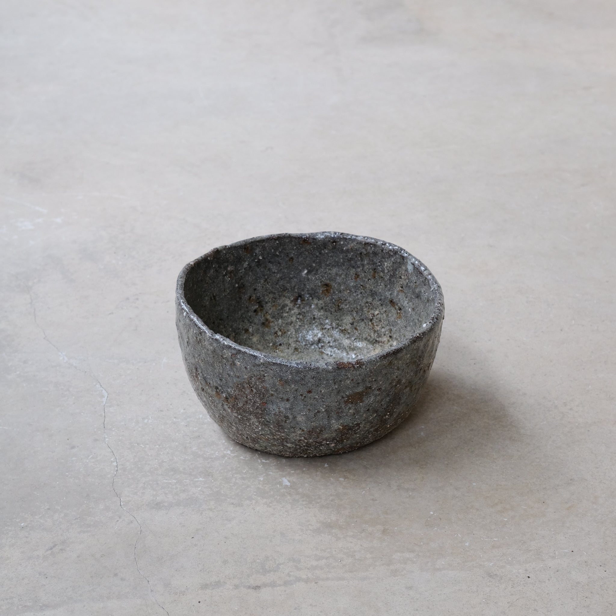 Saladier en terre glanée D 21,5cm - Vert-Gris par Potry chez Brutal Ceramics