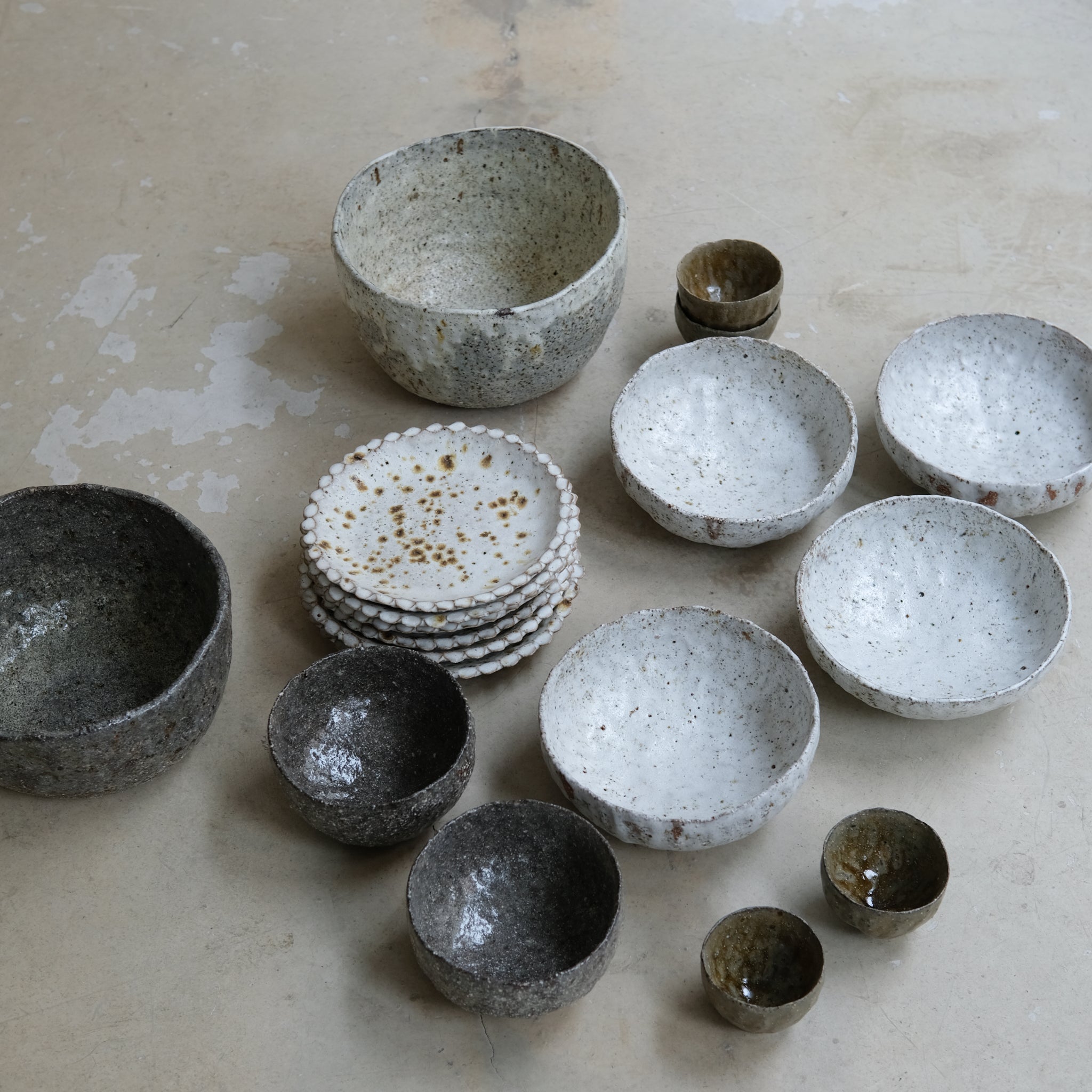 Assiette en terre glanée D 18,5cm - Blanc tacheté de Potry chez Brutal Ceramics