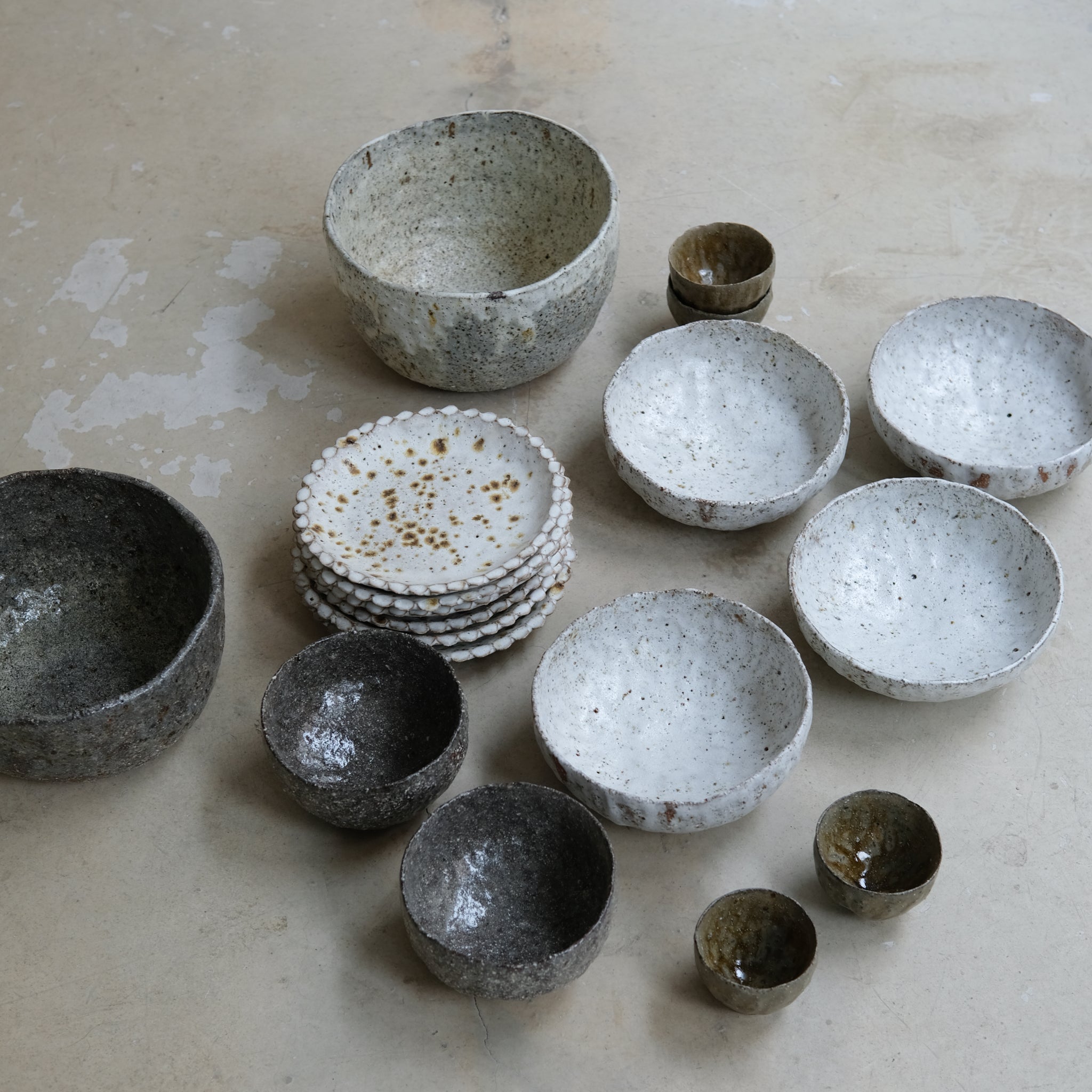 Saladier en terre glanée D 21,5cm - Blanc gris mat par Potry chez Brutal Ceramics