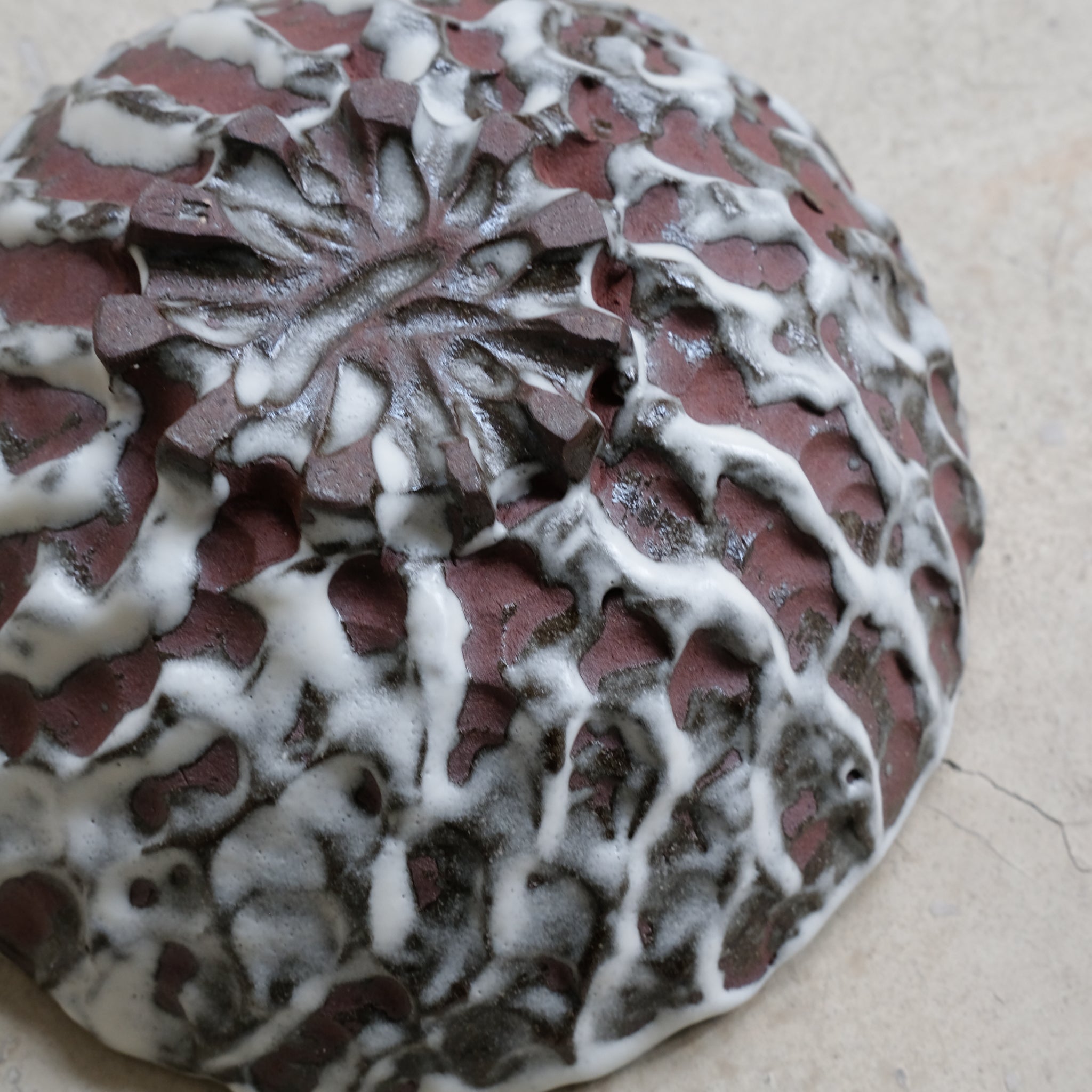 Assiette creuse en terre du Fuilet D 20cm - Blanc satiné de Marie Hulbert chez Brutal Ceramics