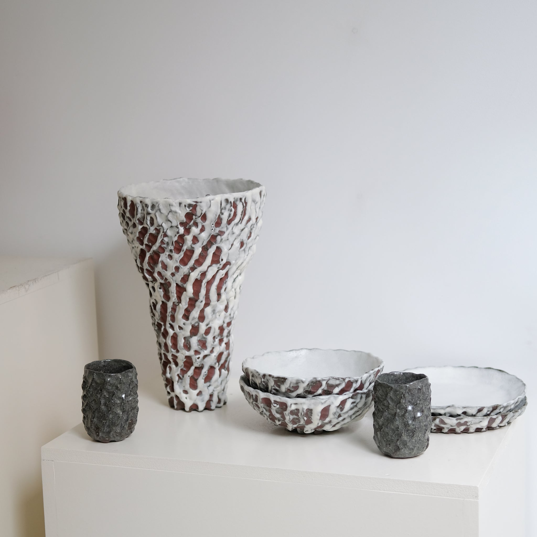 Tasse en terre du Fuilet 230 ml - Gris Vert de Marie Hulbert chez Brutal Ceramics