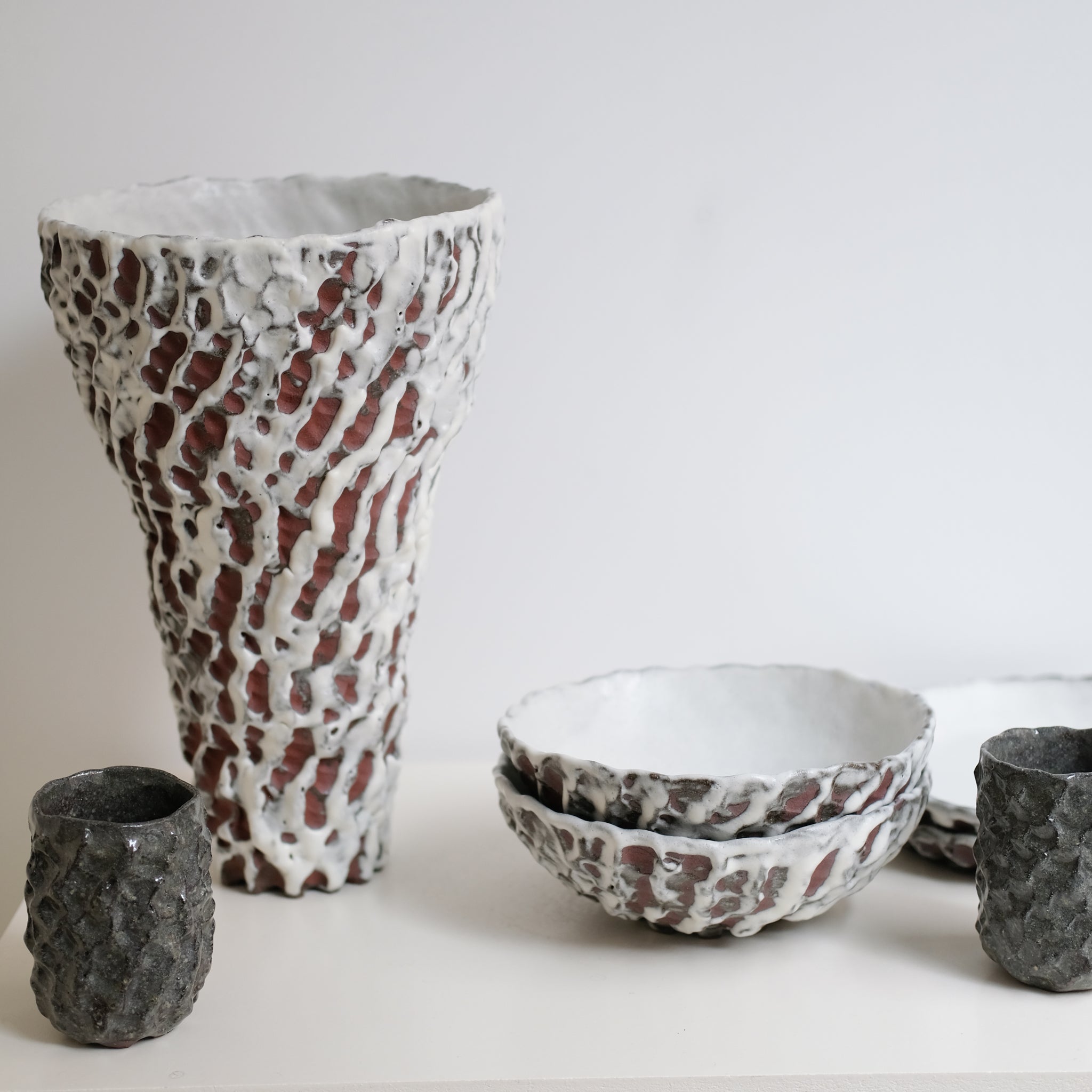 Assiette creuse en terre du Fuilet D 20cm - Blanc satiné de Marie Hulbert chez Brutal Ceramics