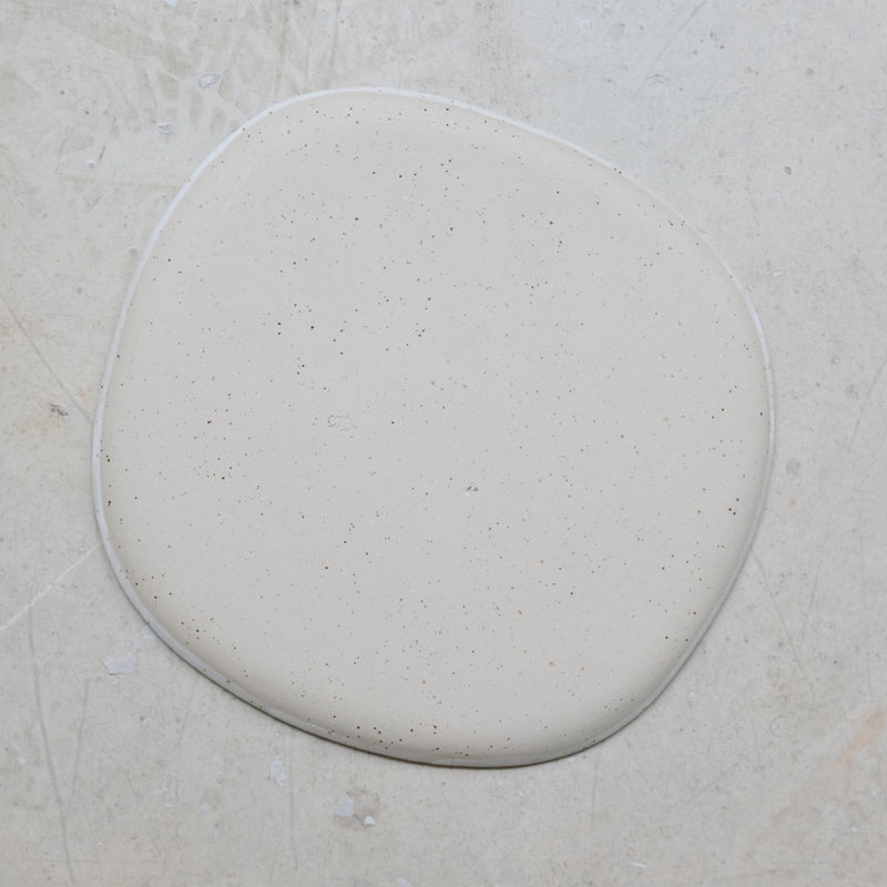 Assiette en grès pyrité D 27cm - blanc moucheté de Sonia Deleani chez Brutal Ceramics