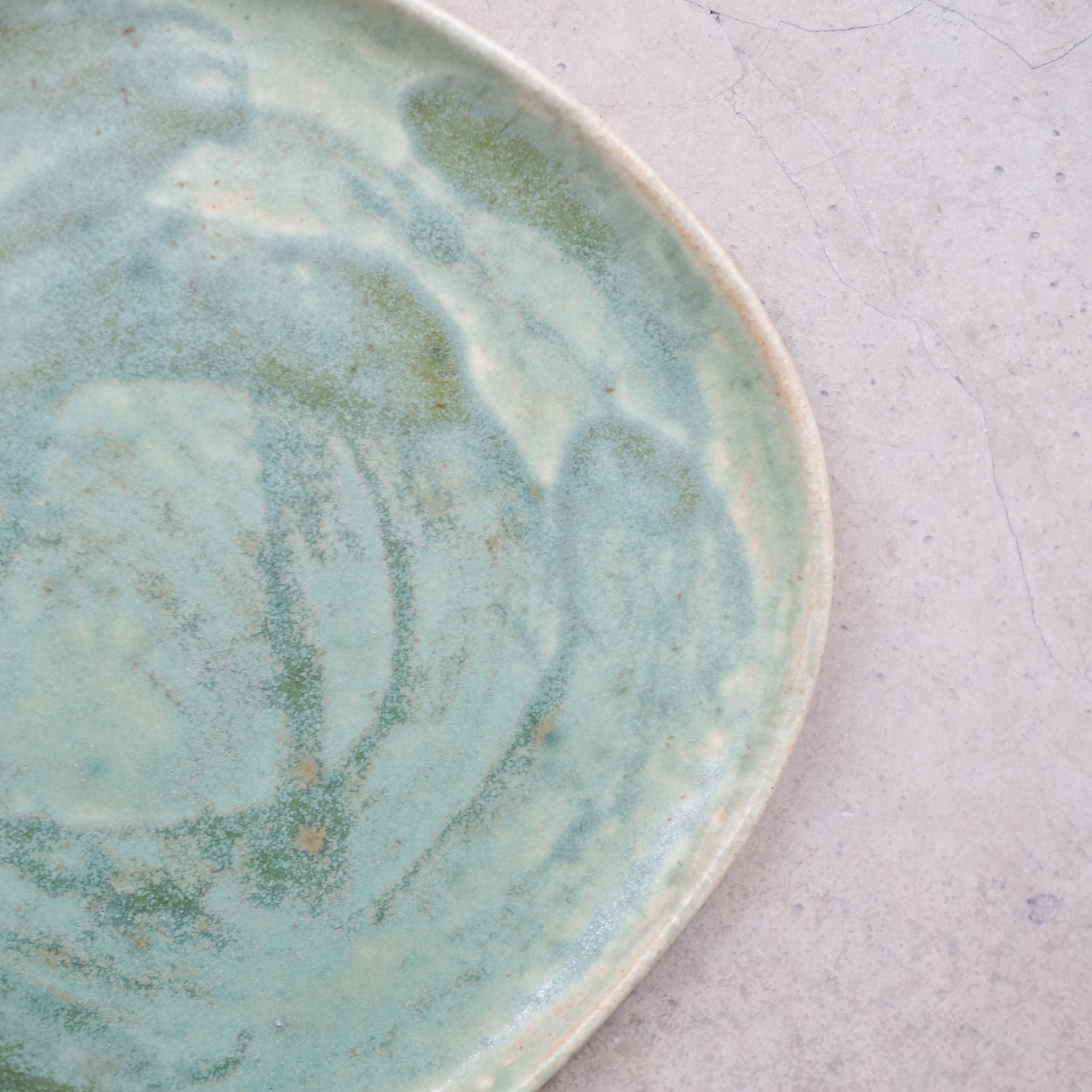 Assiette en grès pyrité D 22cm - Vert tendre de Sonia Deleani chez Brutal Ceramics