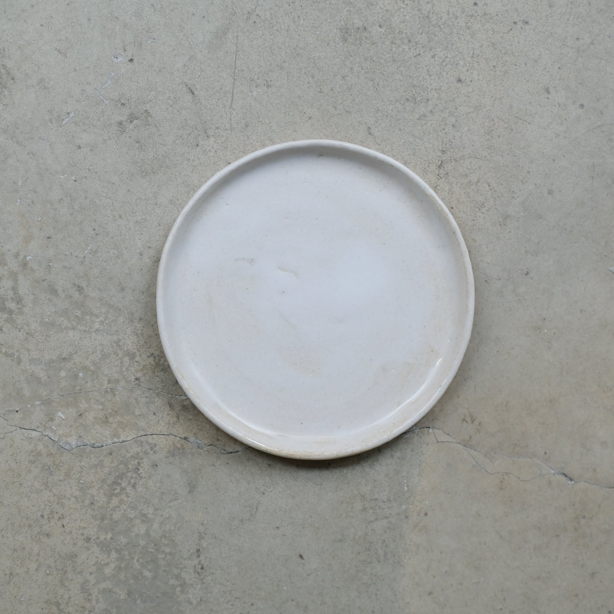 Assiette en grès D 13,5cm - Blanc satiné de Sonia Deleani chez Brutal Ceramics
