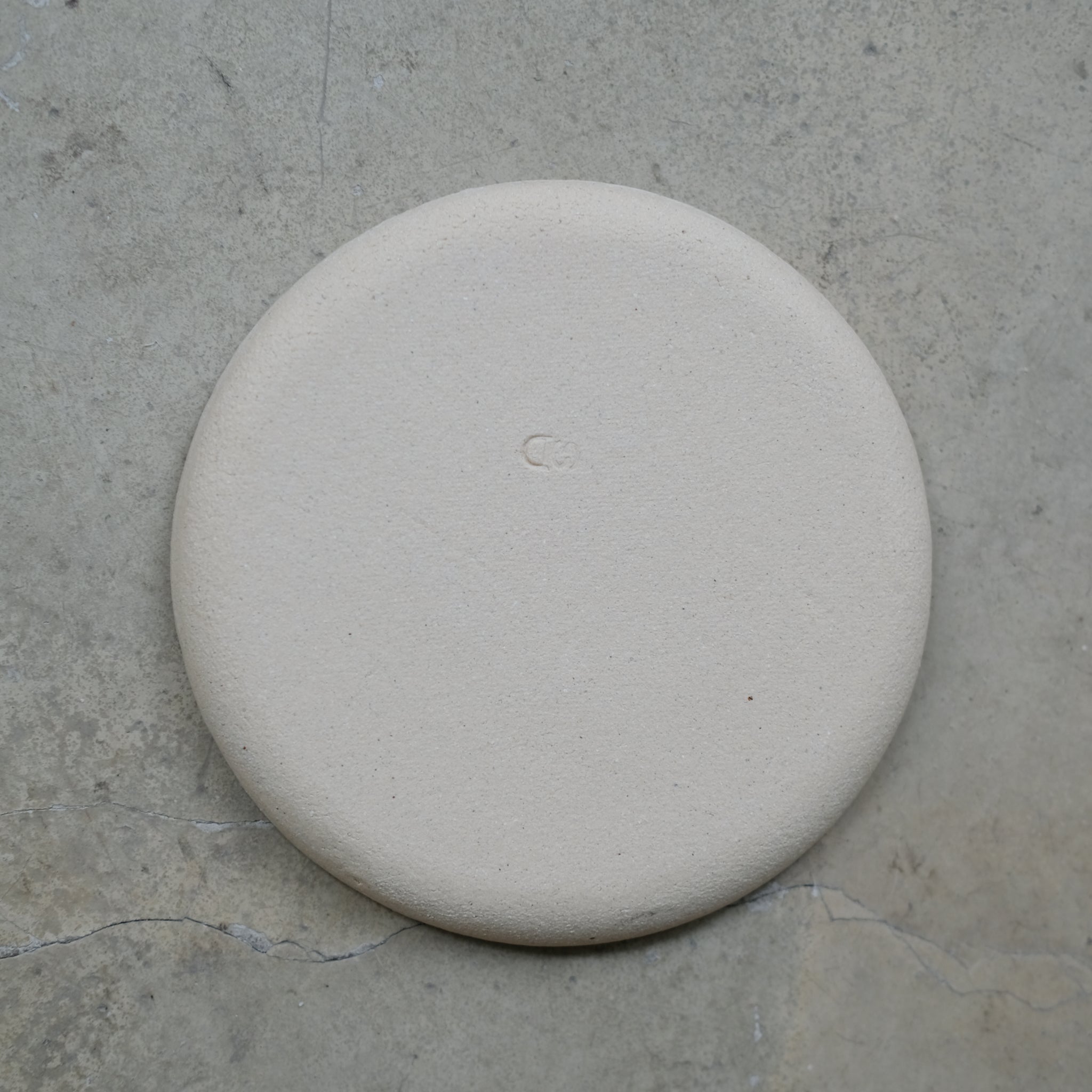 Assiette en grès D 13,5cm - Blanc satiné de Sonia Deleani chez Brutal Ceramics