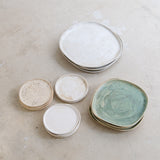 Assiette en grès pyrité D 27cm - blanc moucheté de Sonia Deleani chez Brutal Ceramics
