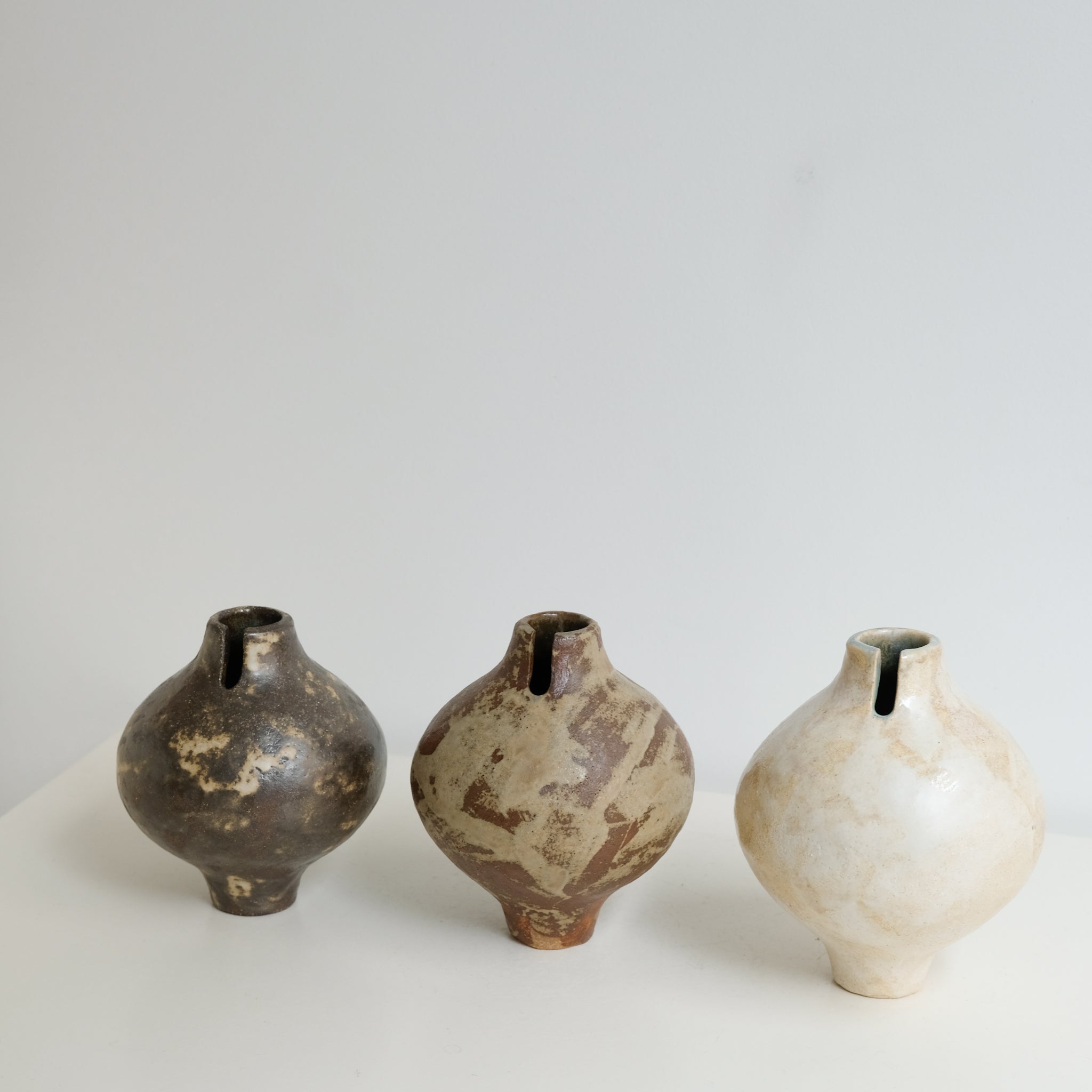 Vase "Bobine" en grès blanc H 15,5cm - Blanc Crème de Sonia Deleani chez Brutal Ceramics