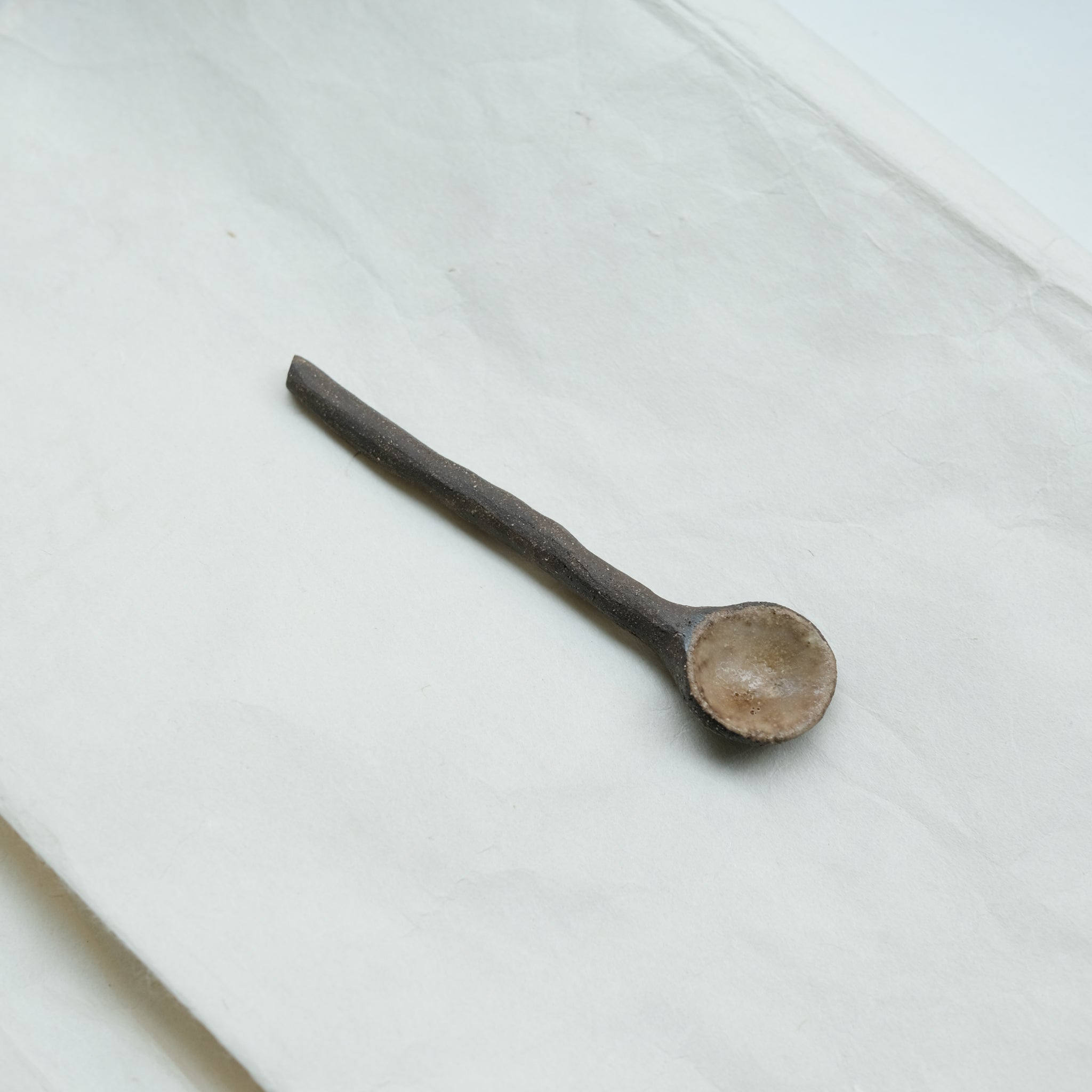 Cuillère en grès L 11,5cm - brun de Sonia Deleani chez Brutal Ceramics