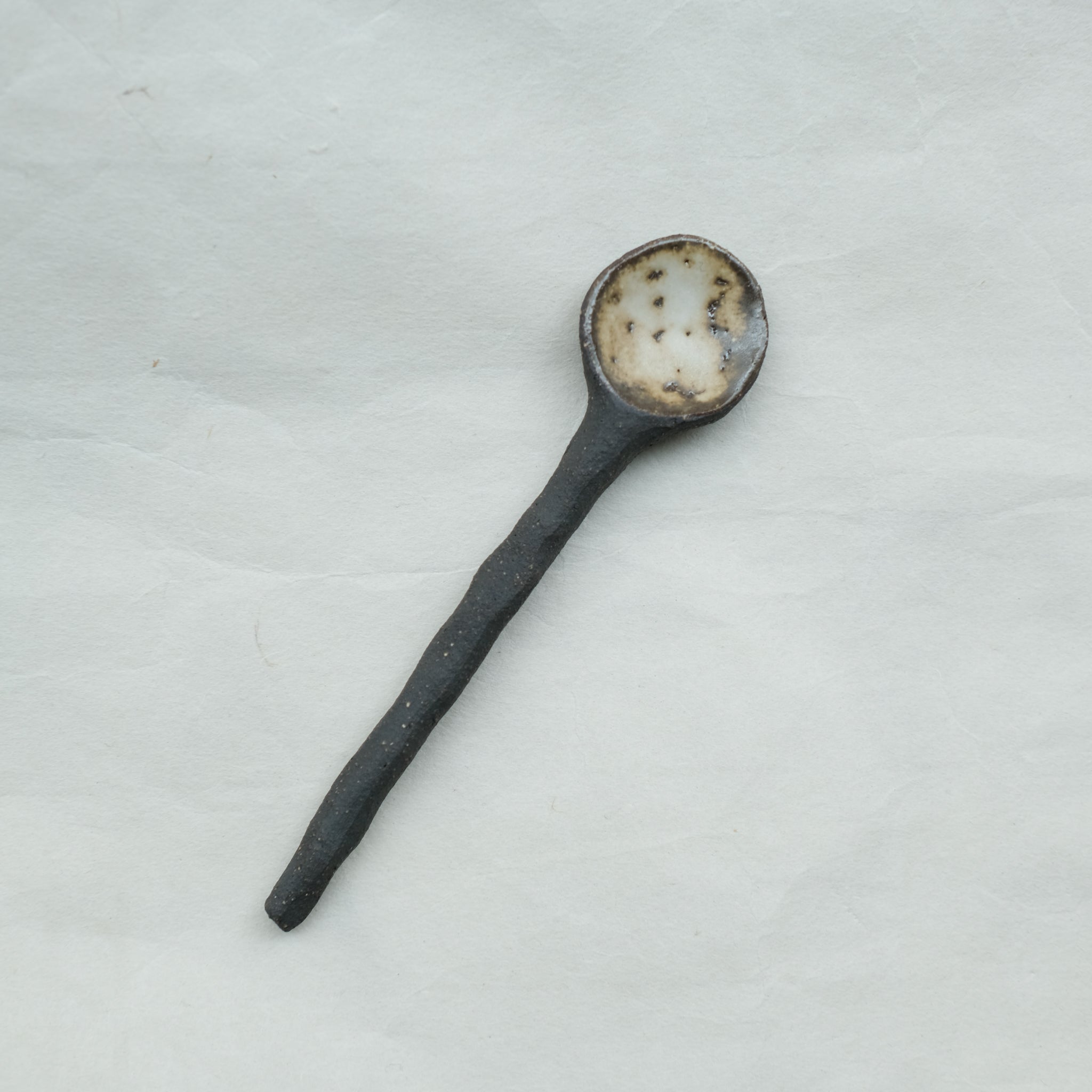 Cuillère en grès noir L 11,5cm - chocolat beige de Sonia Deleani chez Brutal Ceramics