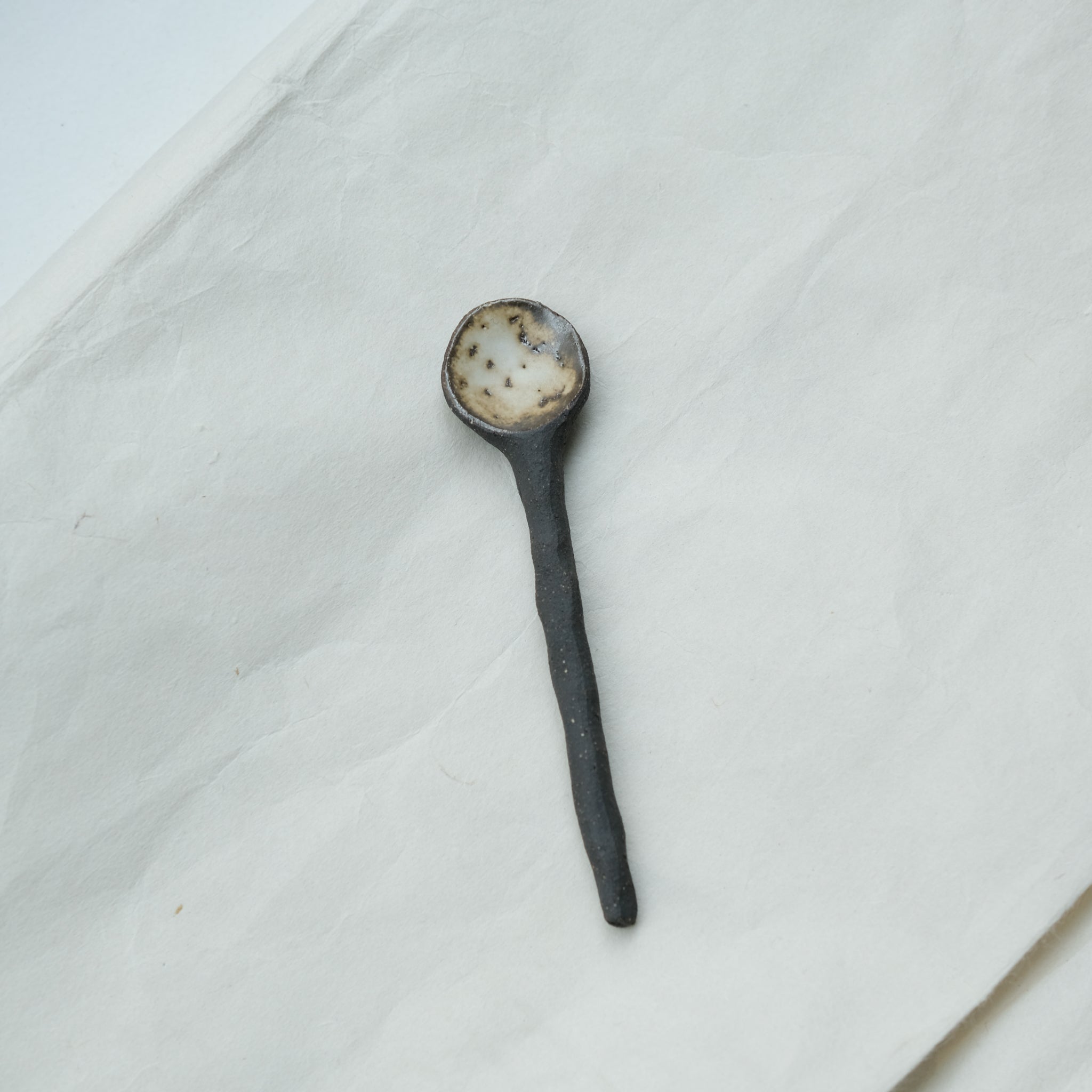 Cuillère en grès noir L 11,5cm - chocolat beige de Sonia Deleani chez Brutal Ceramics