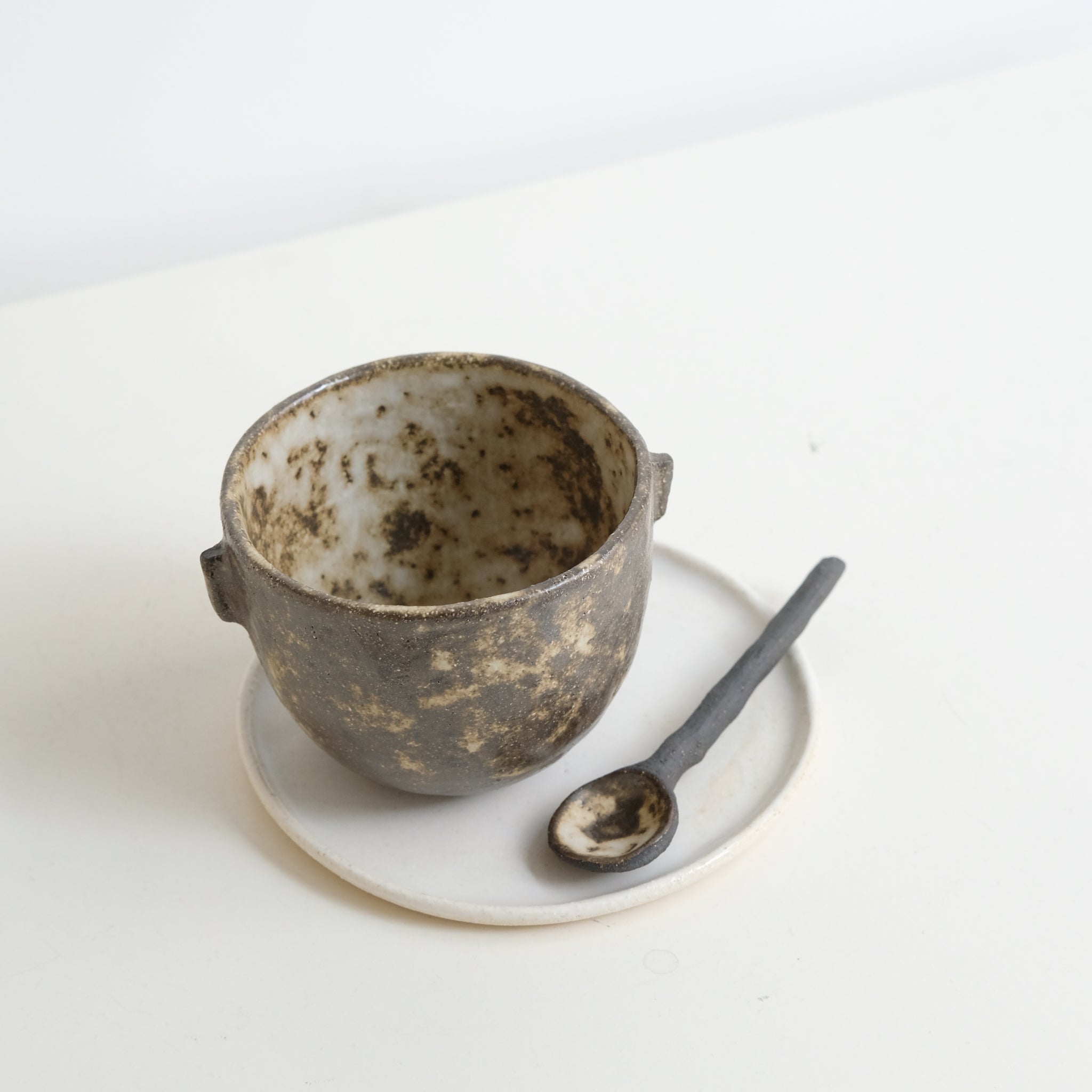 Cuillère en grès noir L 11,5cm - chocolat beige de Sonia Deleani chez Brutal Ceramics