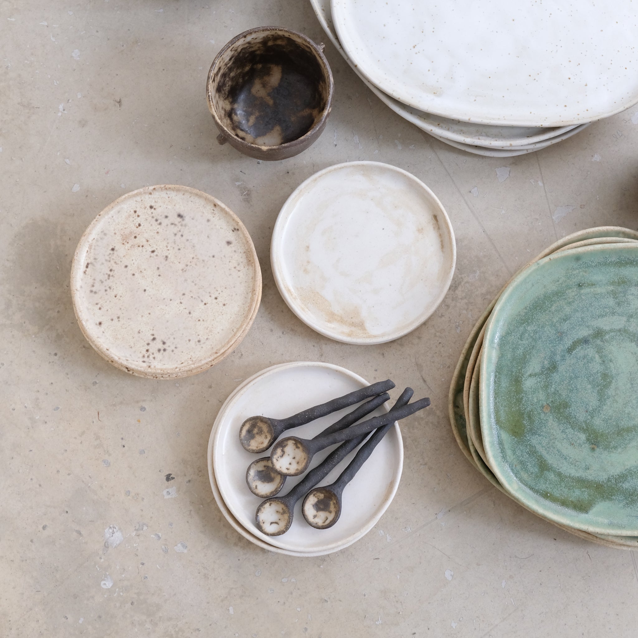 Assiette en grès pyrité D 22cm - Vert tendre de Sonia Deleani chez Brutal Ceramics