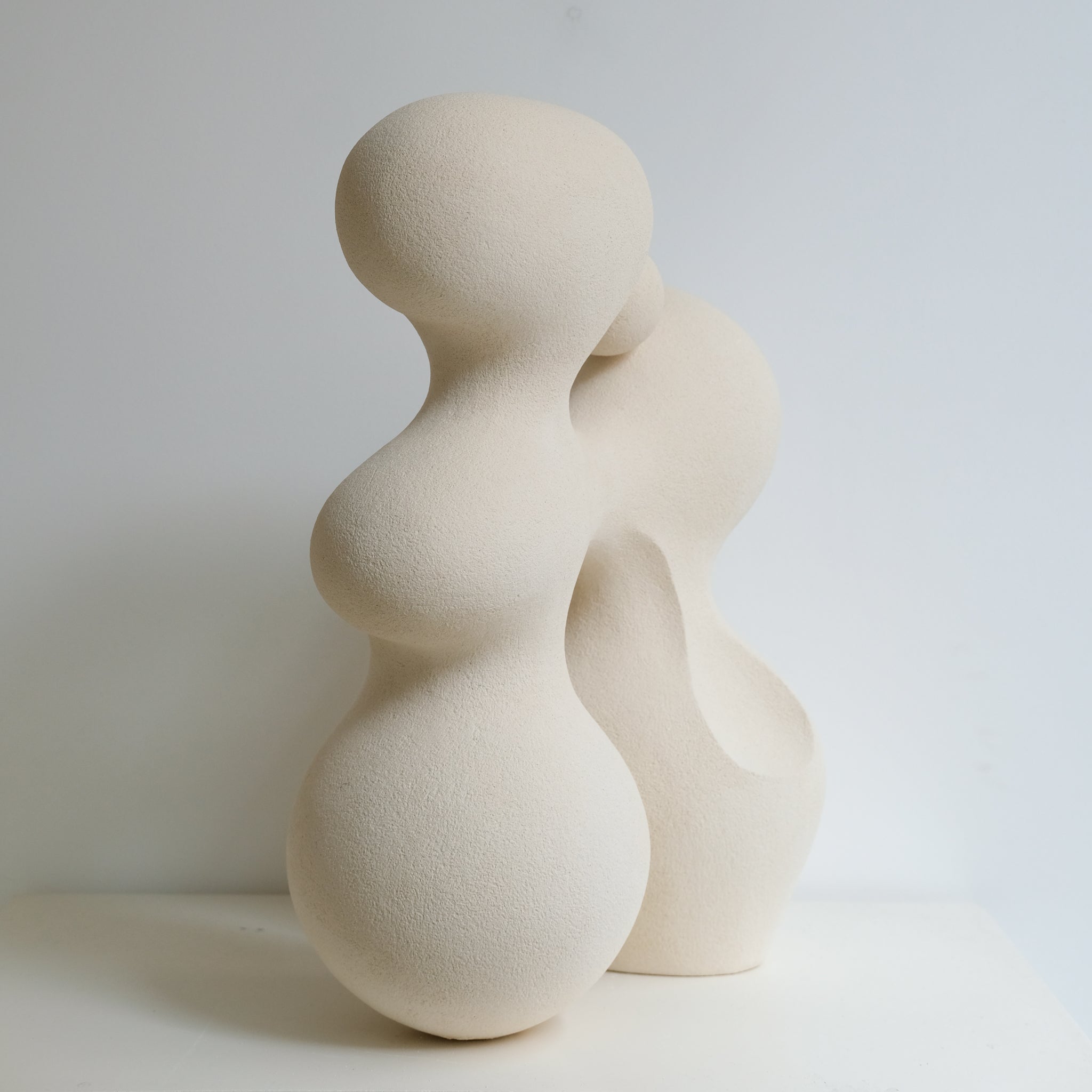 Sculpture "WATER STONE II" beige de Terre Brute chez Brutal Ceramics