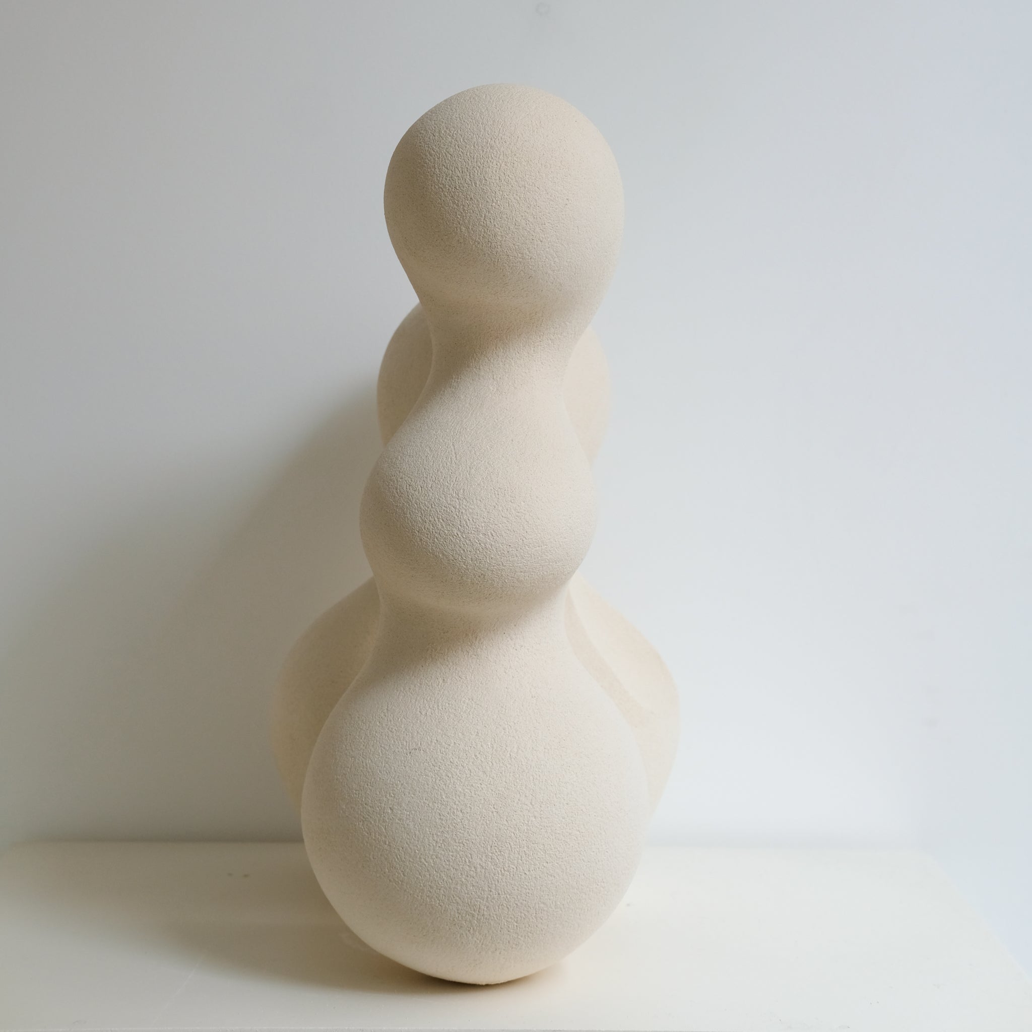 Sculpture "WATER STONE II" beige de Terre Brute chez Brutal Ceramics