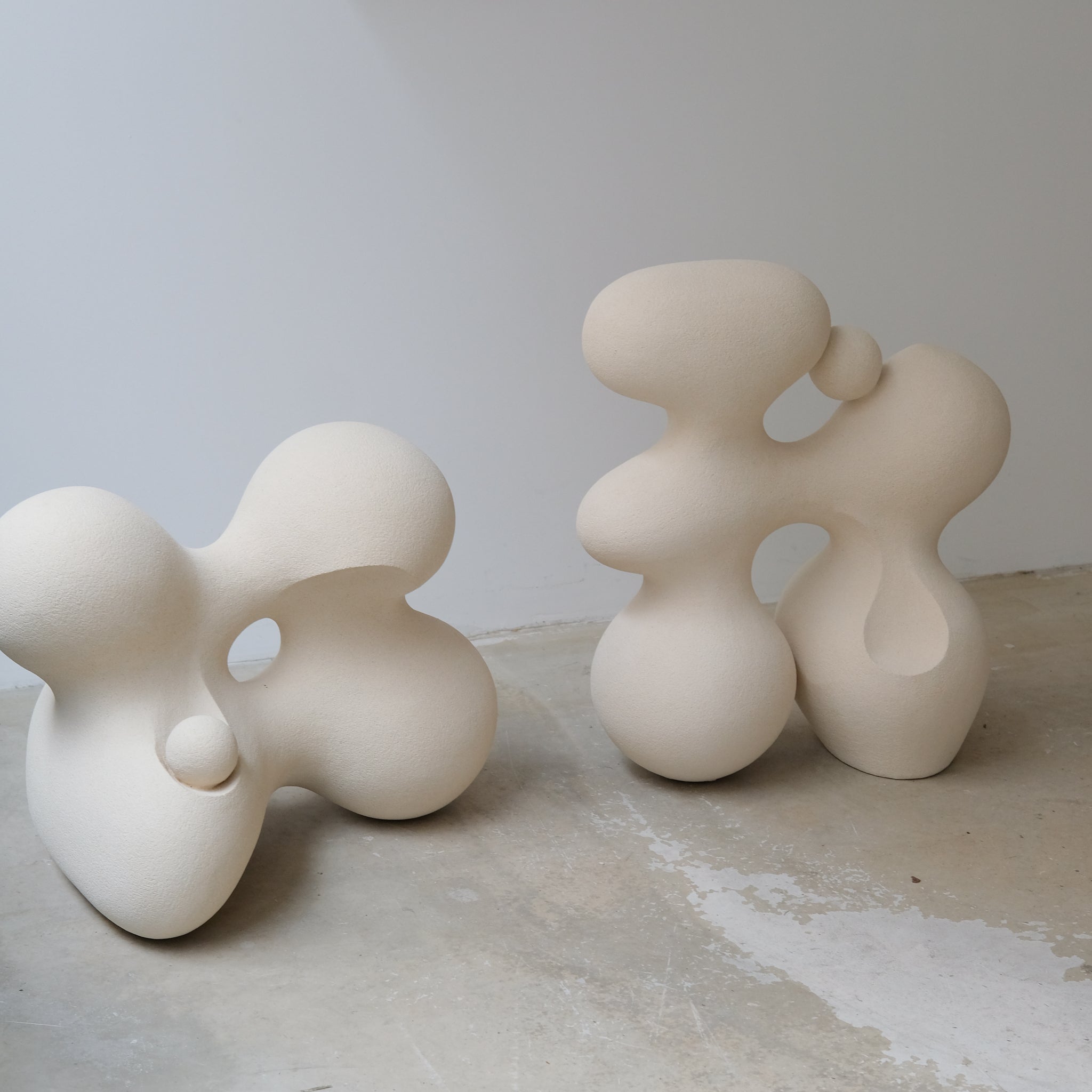 Sculpture "WATER STONE II" beige de Terre Brute chez Brutal Ceramics