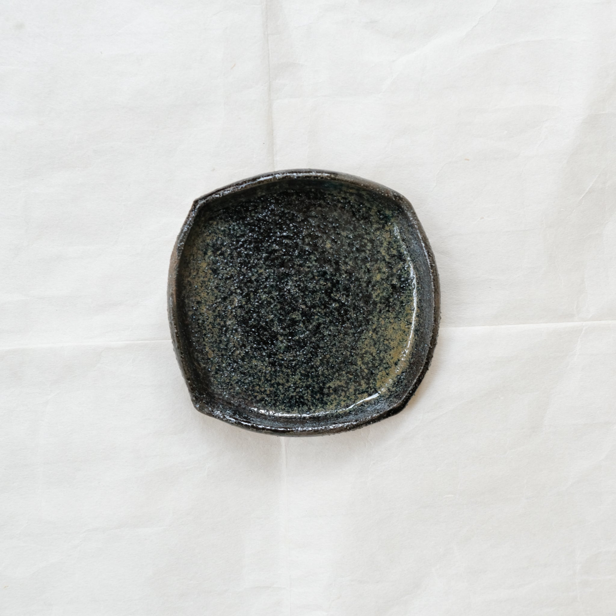 Assiette en grès roux D 12cm - Bleu, brun et noir de Yu Wen Ceramics chez Brutal Ceramics