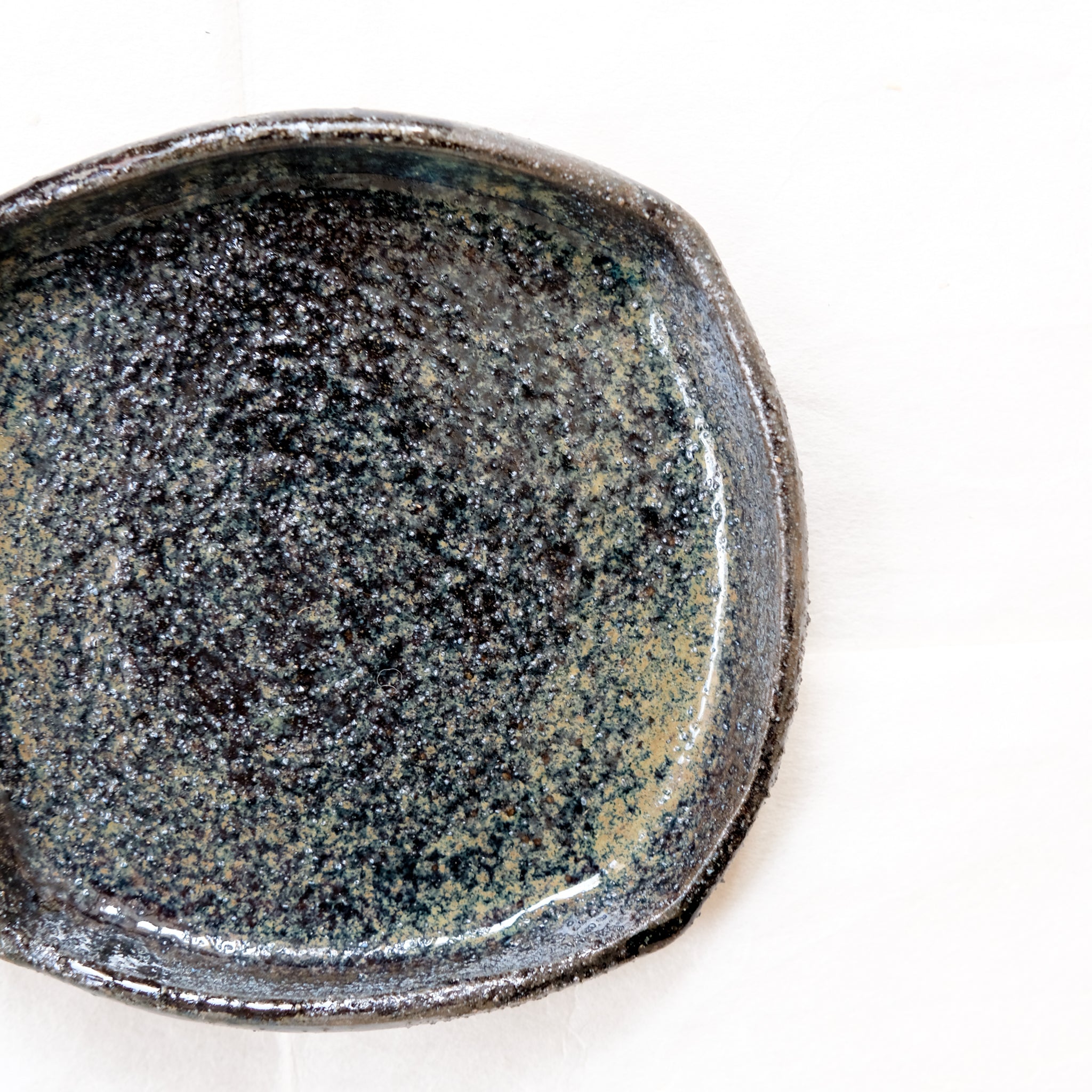Assiette en grès roux D 12cm - Bleu, brun et noir de Yu Wen Ceramics chez Brutal Ceramics