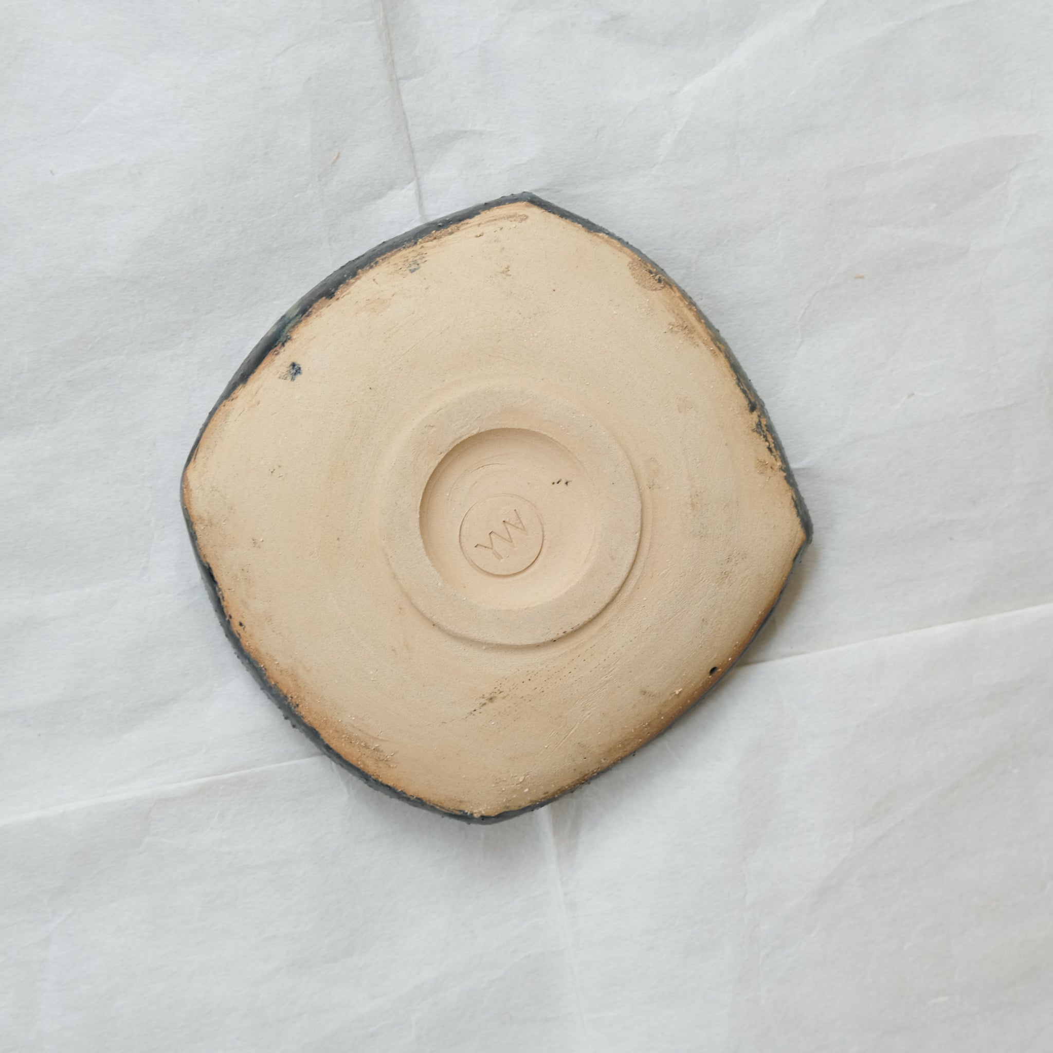 Assiette en grès roux D 12cm - Bleu, brun et noir de Yu Wen Ceramics chez Brutal Ceramics