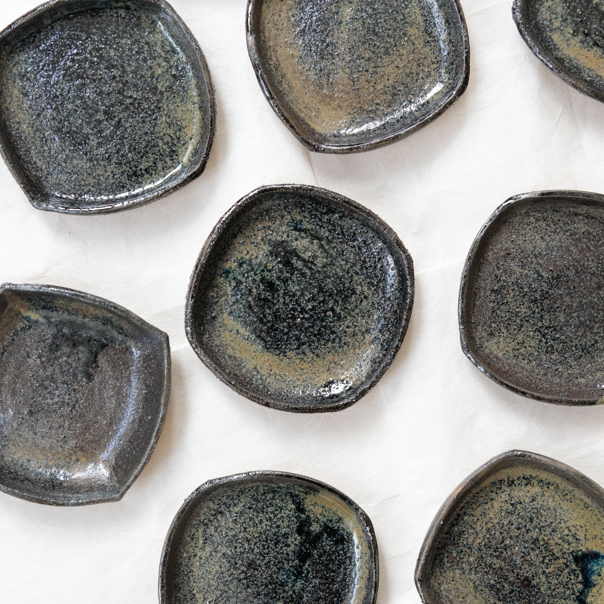 Assiette en grès roux D 12cm - Bleu, brun et noir de Yu Wen Ceramics chez Brutal Ceramics