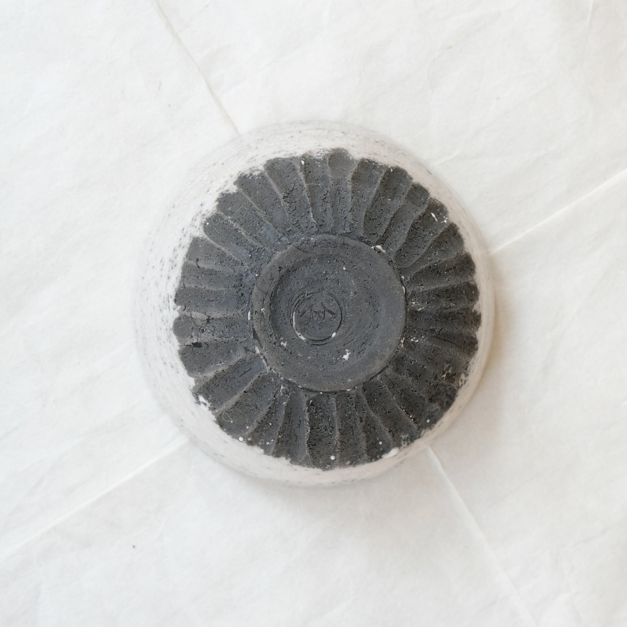 Bol en grès blanc cuisson raku D 13,5cm - blanc gris brillant de Yu Wen Ceramics chez Brutal Ceramics