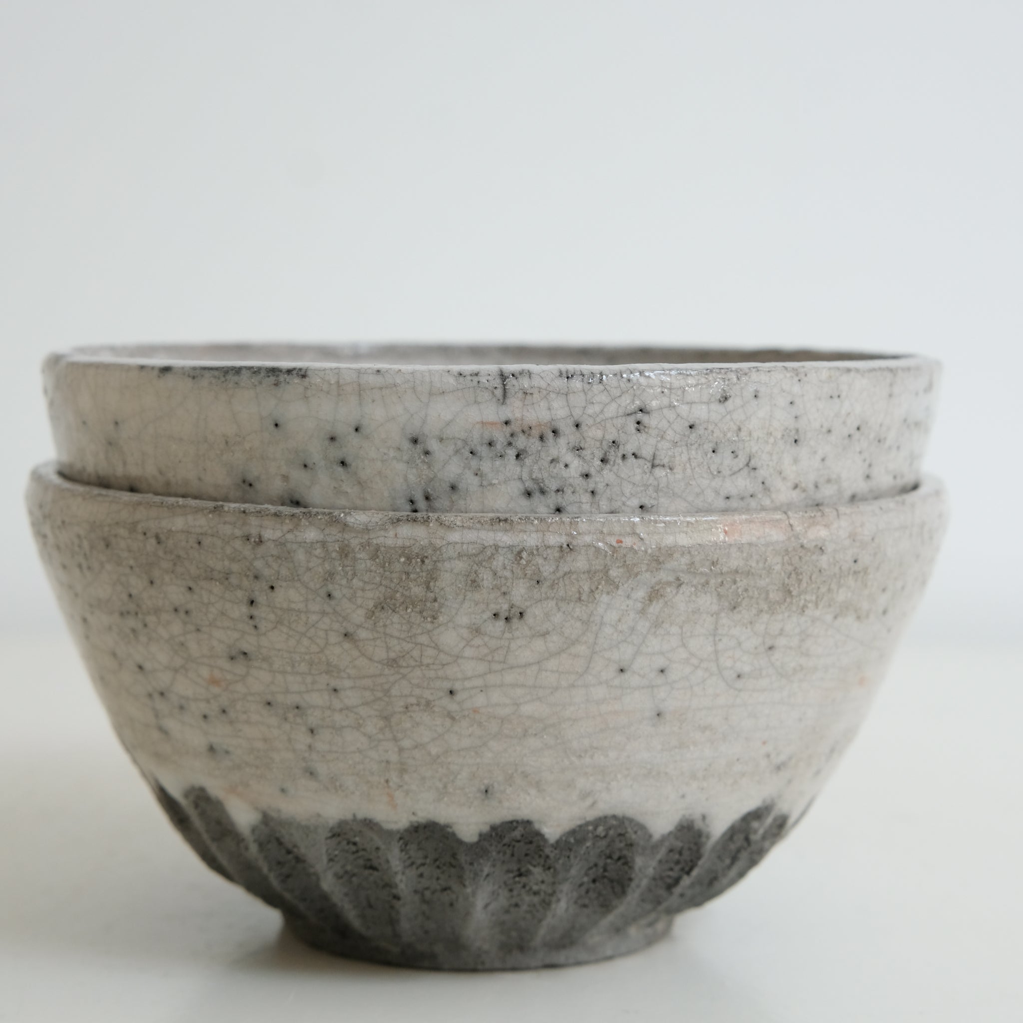 Bol en grès blanc cuisson raku D 13,5cm - blanc gris brillant de Yu Wen Ceramics chez Brutal Ceramics