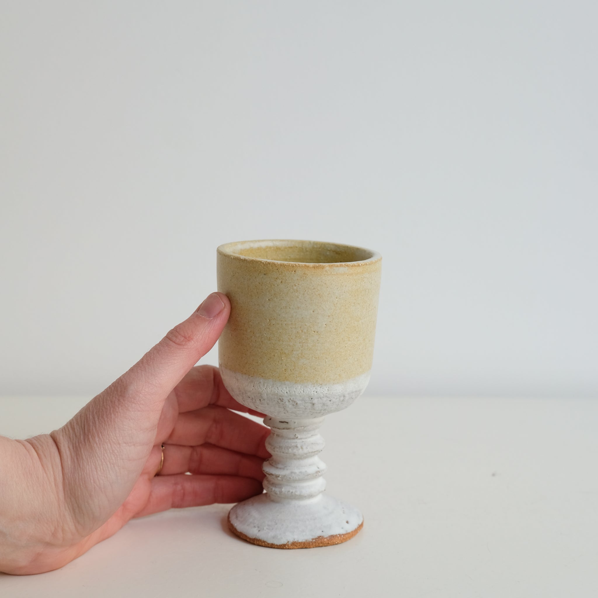 Verre sur pied en grès roux 150ml - Blanc et ocre de Yu Wen Ceramics chez Brutal Ceramics