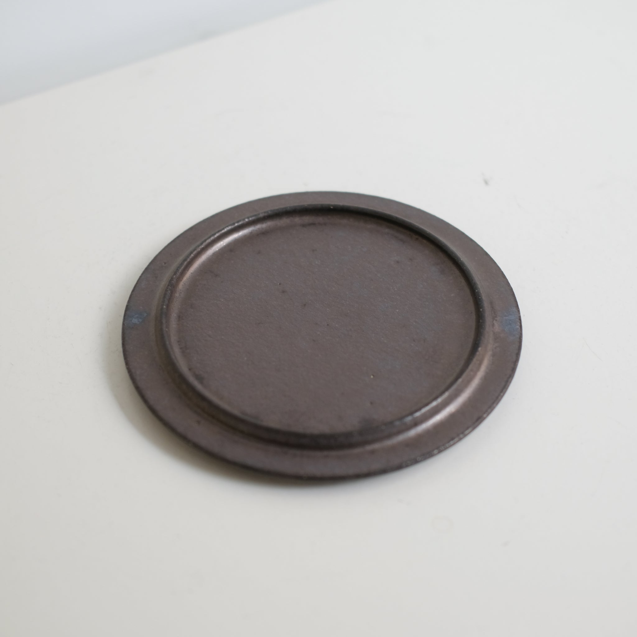 Assiette en grès D 15,5cm - Noir de Atsushi Funakushi chez Brutal Ceramics
