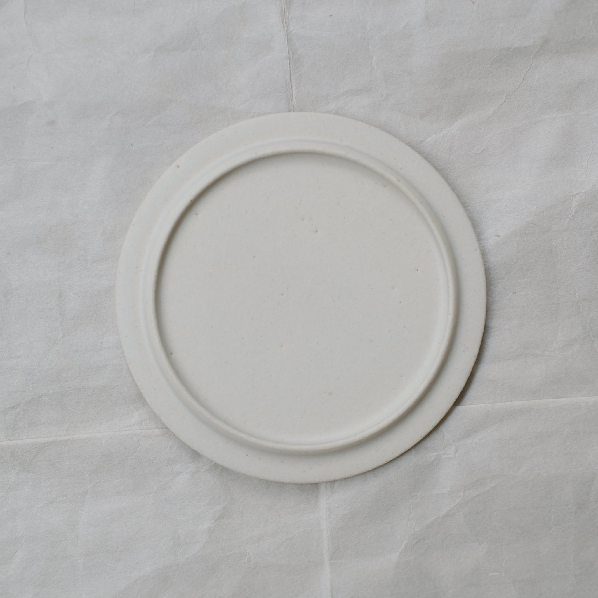 Assiette en grès D 15,5cm - Blanc de Atsushi Funakushi chez Brutal Ceramics