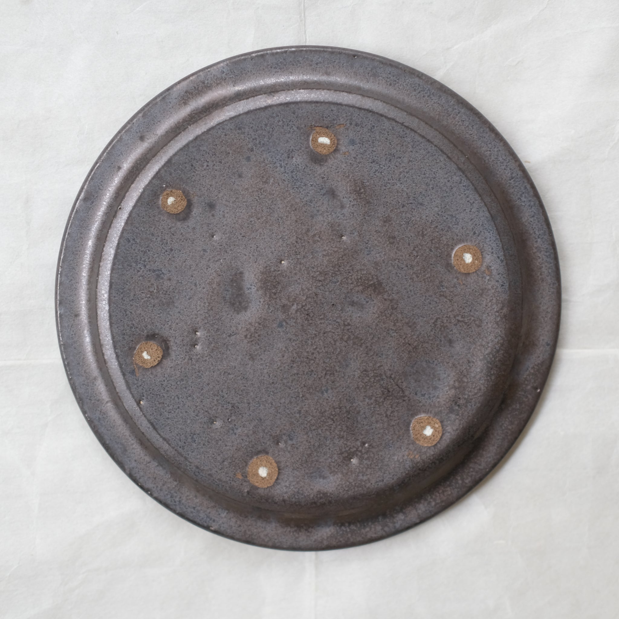 Assiette en grès D 19cm - Noir de Atsushi Funakushi chez Brutal Ceramics