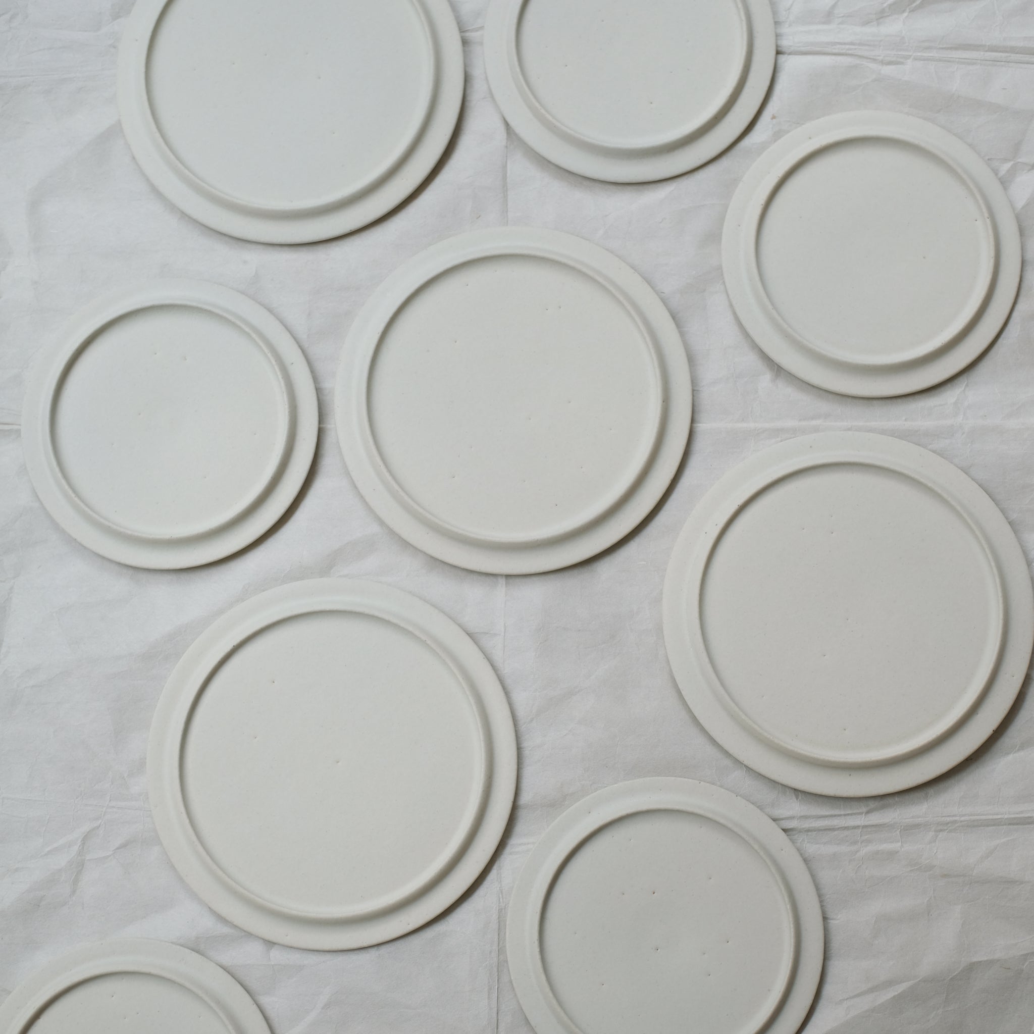 Assiette en grès D 19cm - Blanc de Atsushi Funakushi chez Brutal Ceramics