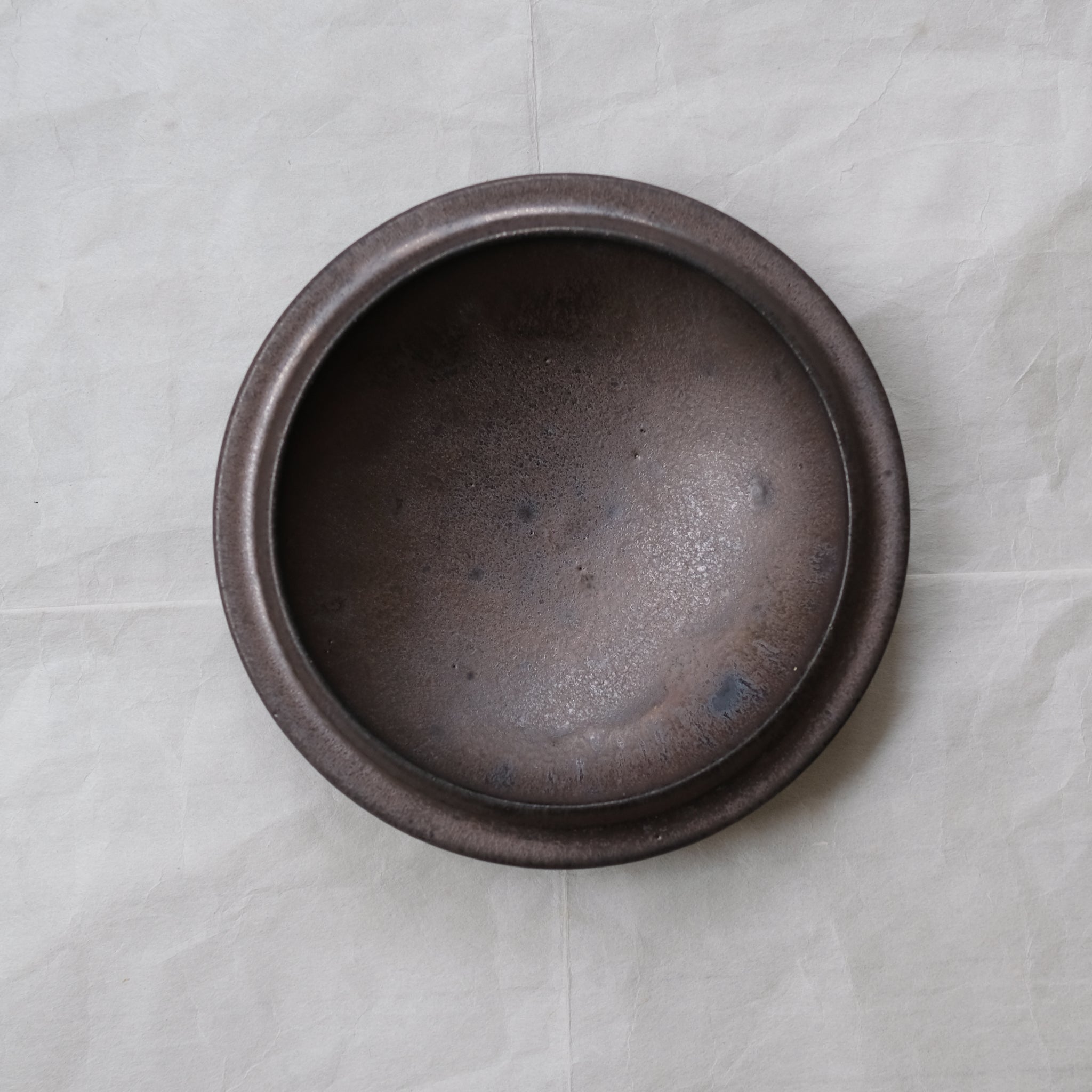 Bol en grès D 18,5cm - Noir Marron de Atsushi Funakushi chez Brutal Ceramics