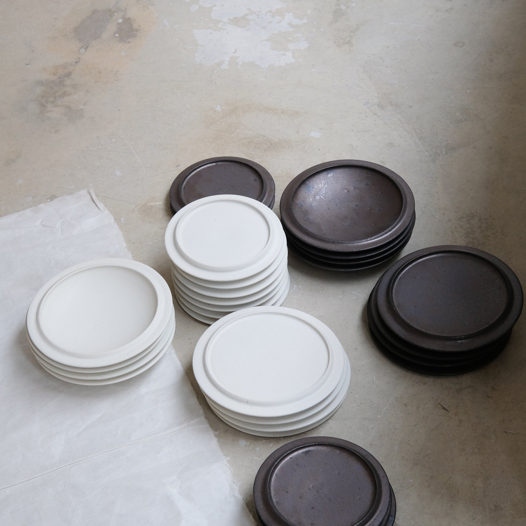 Assiette en grès D 19cm - Noir de Atsushi Funakushi chez Brutal Ceramics