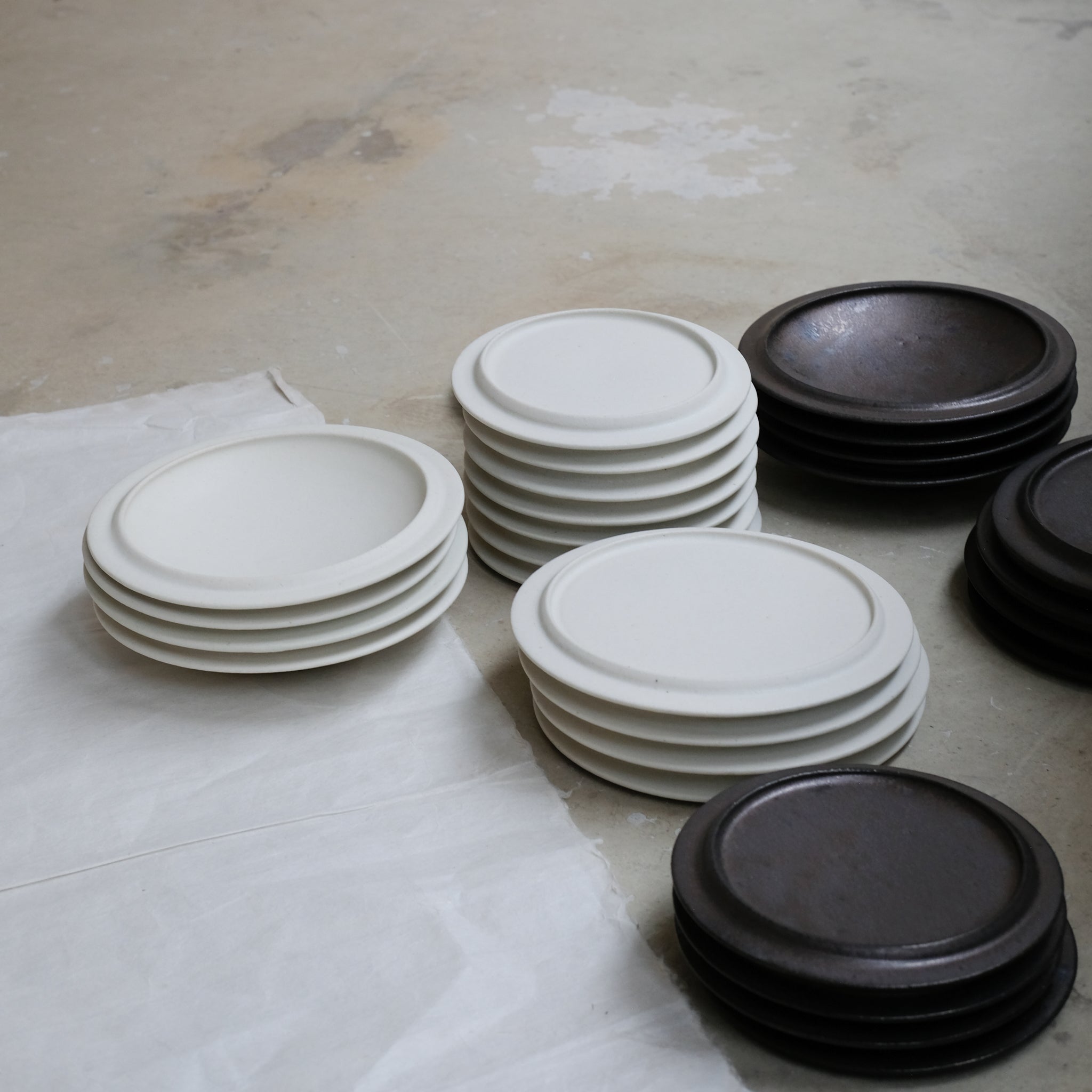 Assiette en grès D 15,5cm - Blanc de Atsushi Funakushi chez Brutal Ceramics