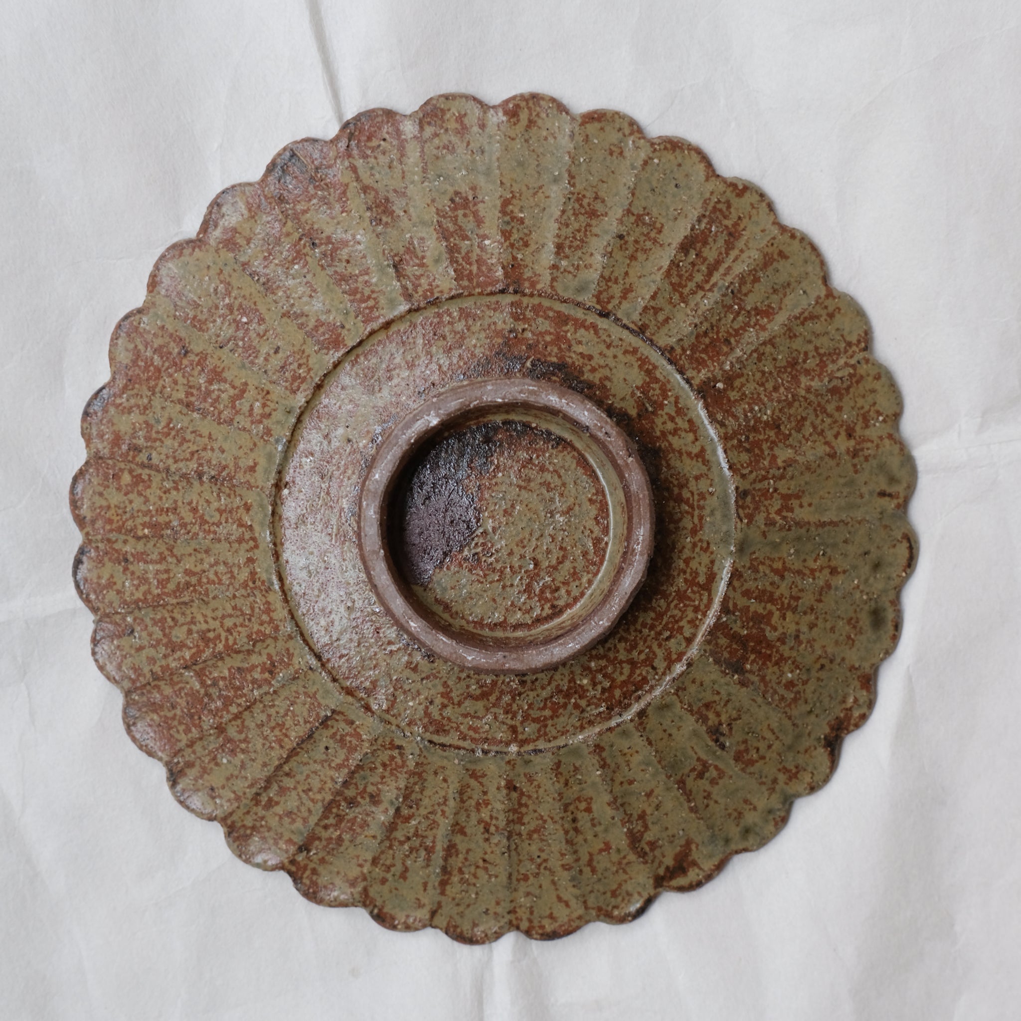 Assiette "fleurs" en grès D 15,5cm - vert kaki de Teshima Toen chez Brutal Ceramics