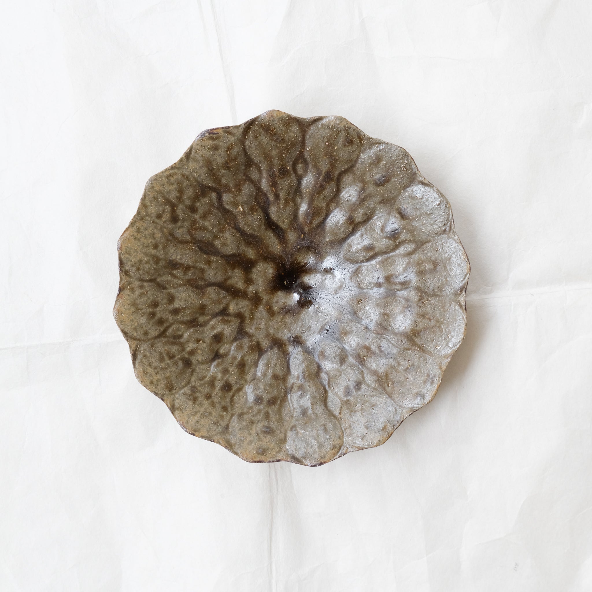 Assiette "fleurs" en grès D 15,5cm - marron ocre de Teshima Toen chez Brutal Ceramics