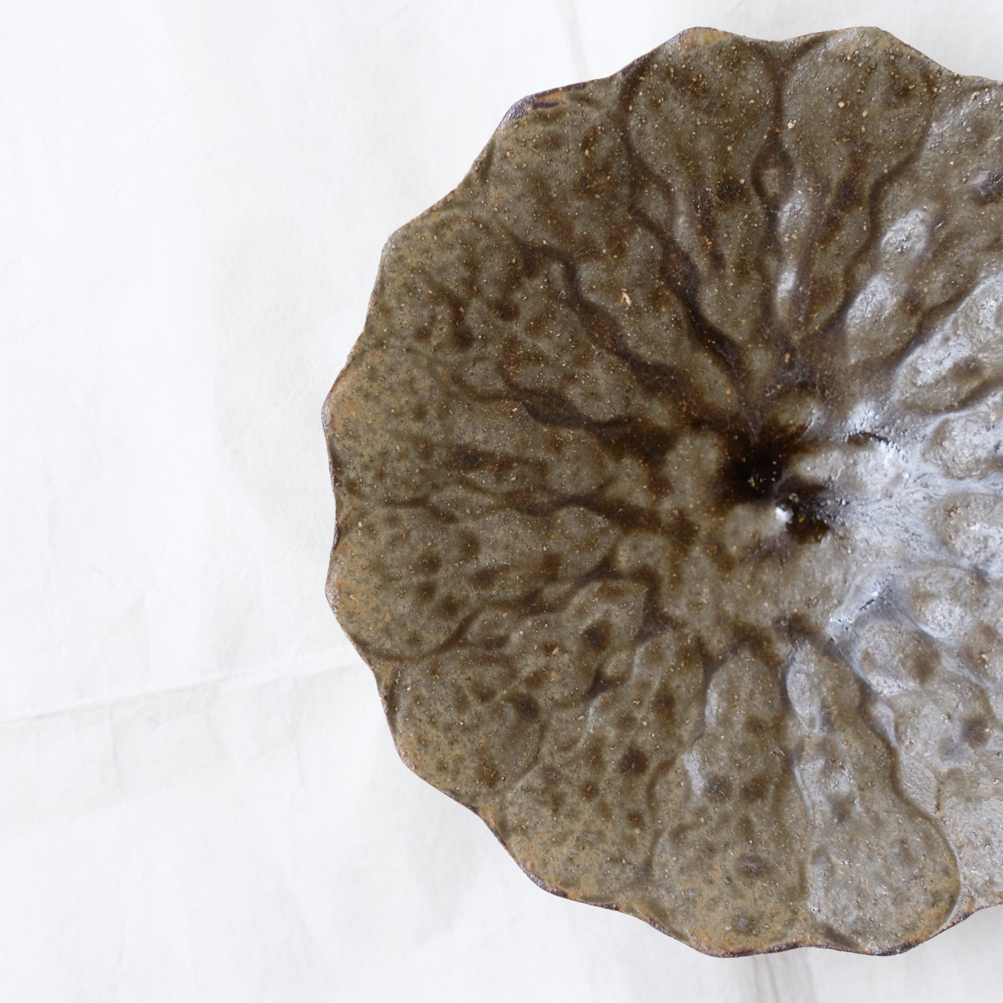 Assiette "fleurs" en grès D 15,5cm - marron ocre de Teshima Toen chez Brutal Ceramics
