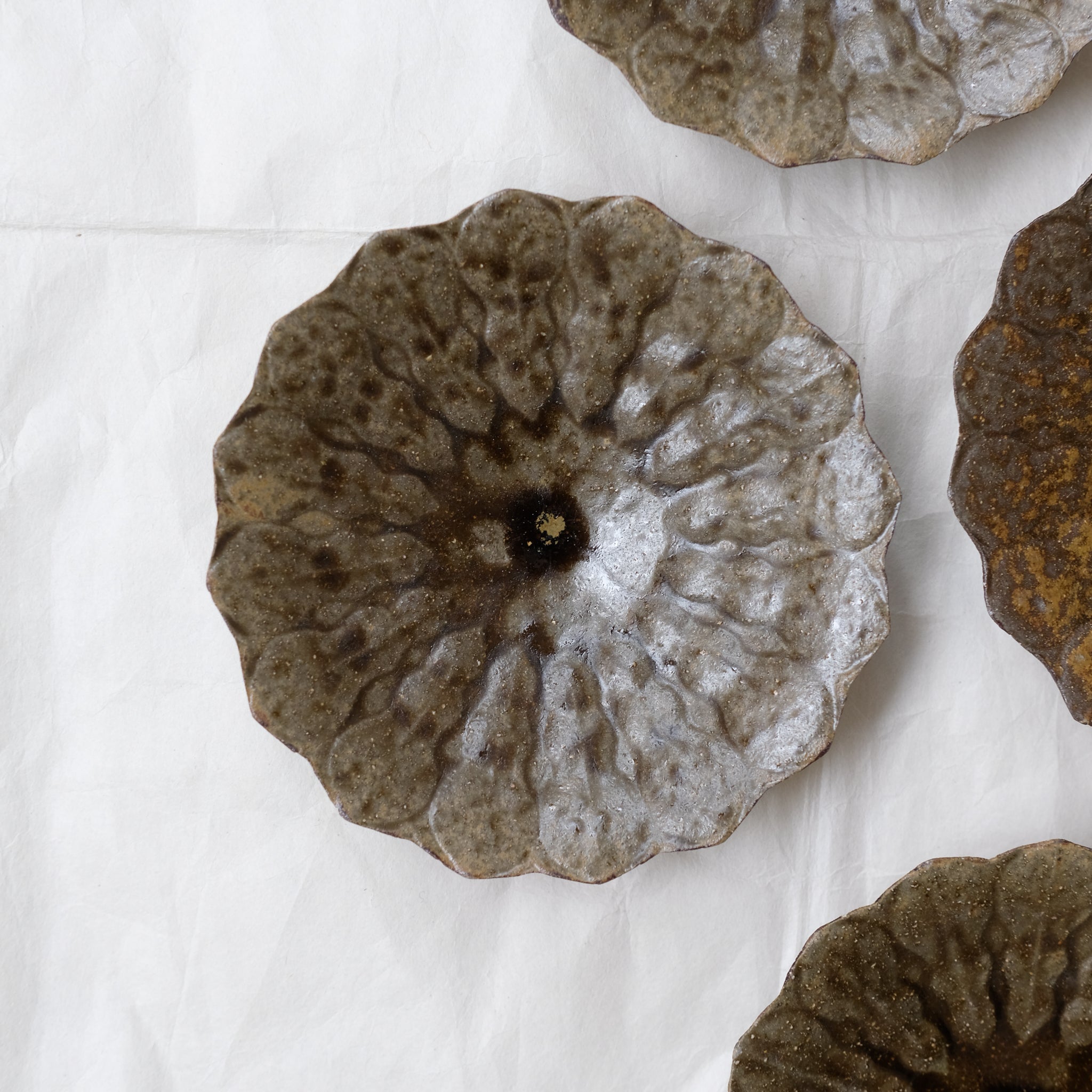 Assiette "fleurs" en grès D 15,5cm - marron ocre de Teshima Toen chez Brutal Ceramics