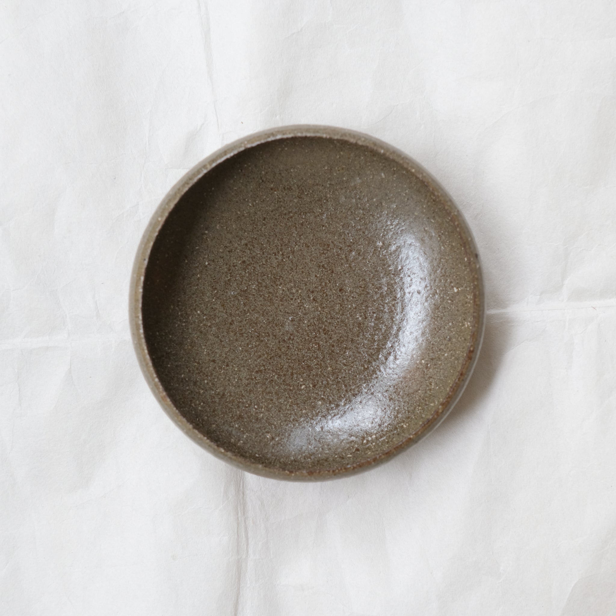 Bol en grès D 12cm - nuances de verts et marrons de Teshima Toen chez Brutal Ceramics