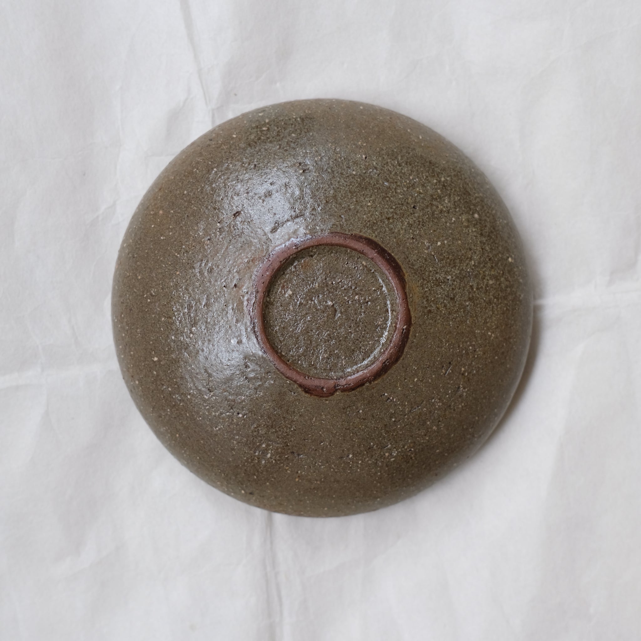 Bol en grès D 12cm - nuances de verts et marrons de Teshima Toen chez Brutal Ceramics