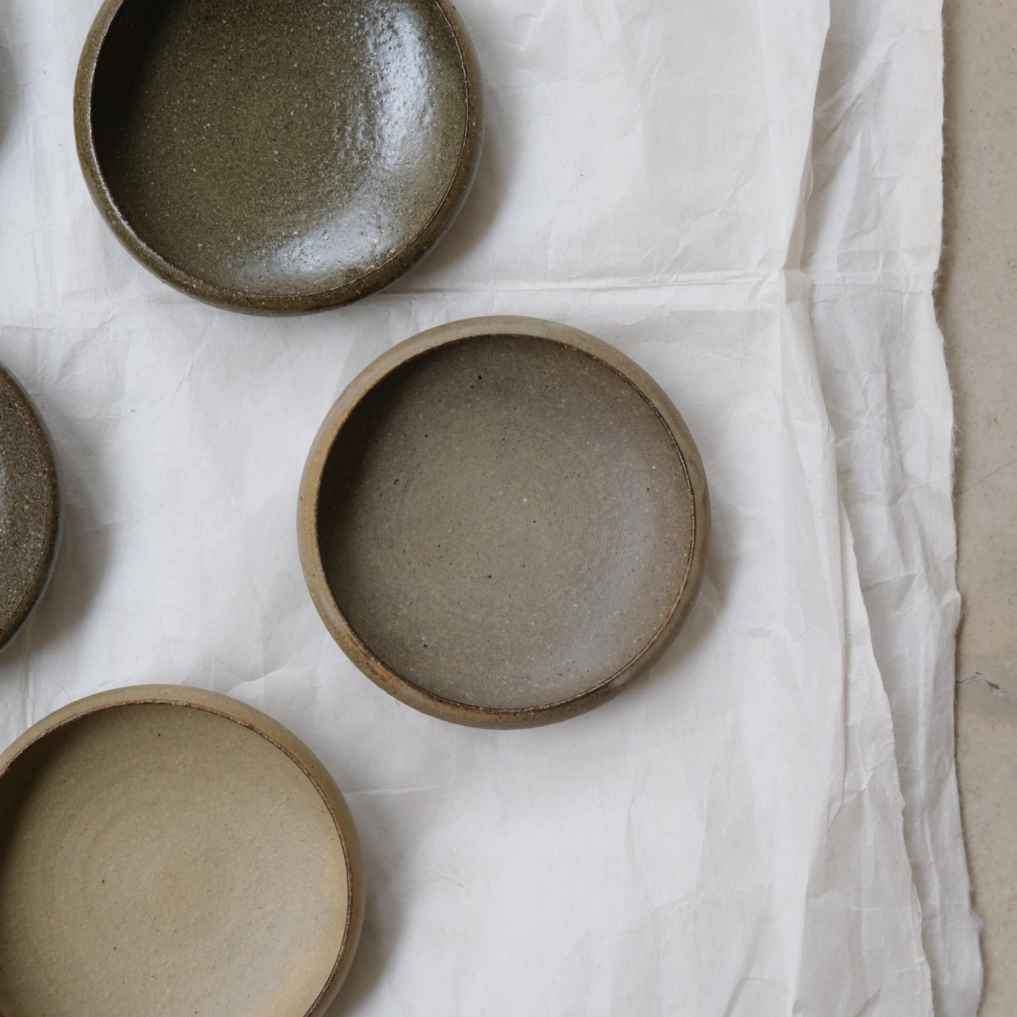 Bol en grès D 12cm - nuances de verts et marrons de Teshima Toen chez Brutal Ceramics