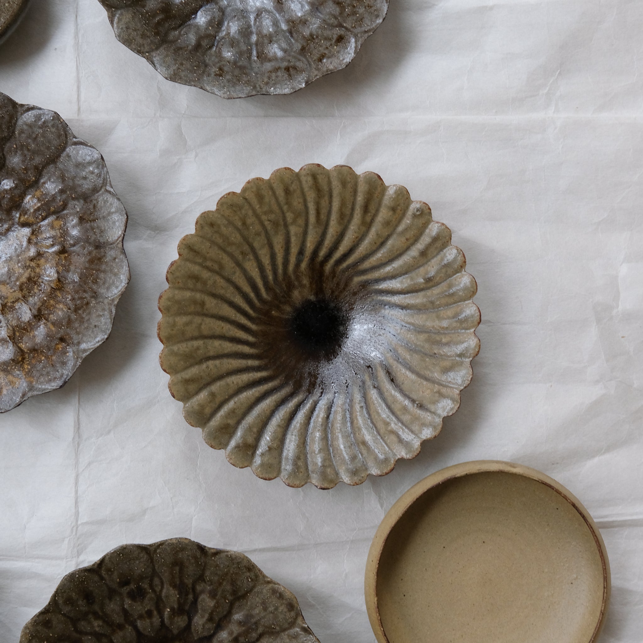 Assiette "fleurs" en grès D 15,5cm - vert kaki de Teshima Toen chez Brutal Ceramics