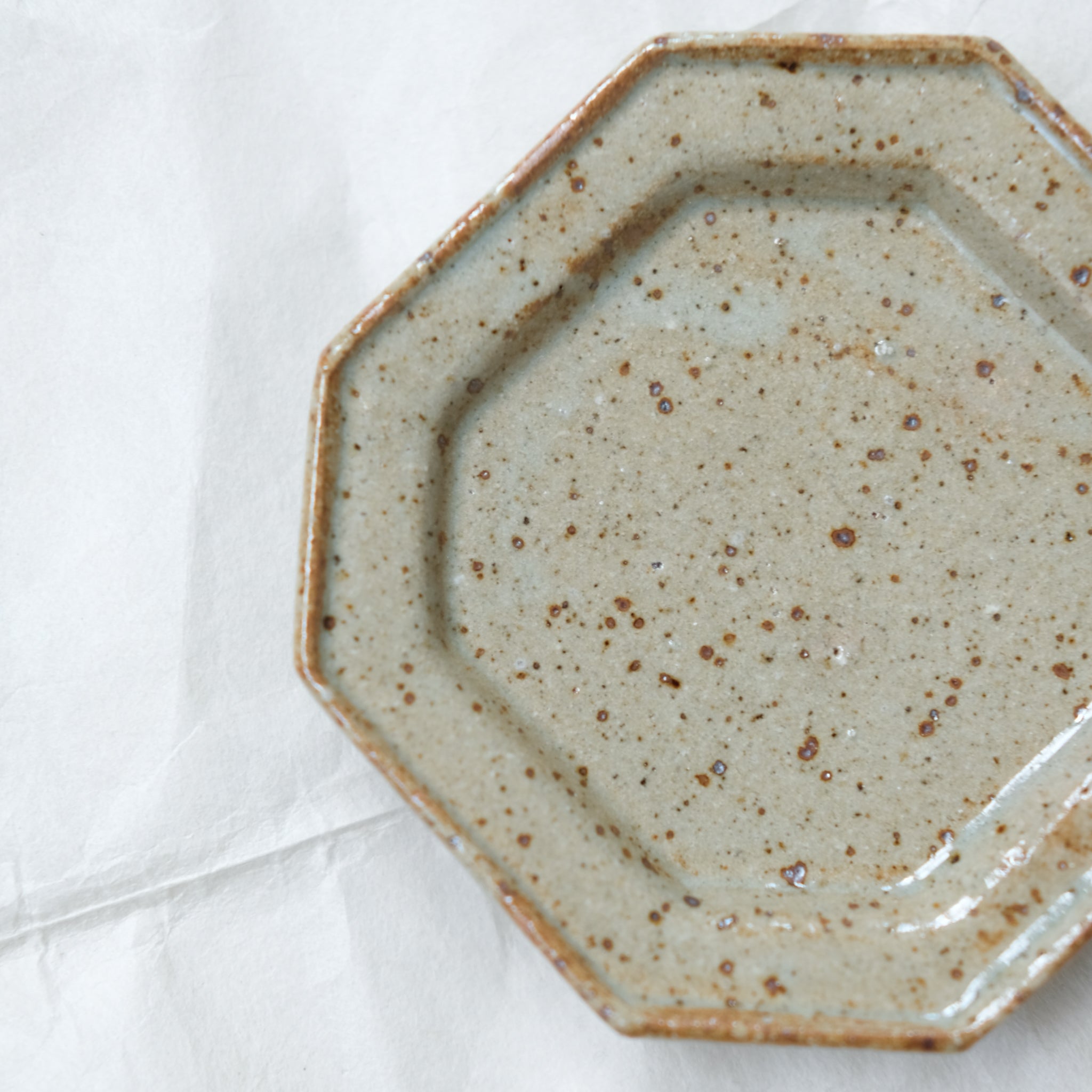 Assiette octogonale D10cm - gris vert brillant de Yoh Kashiwai chez Brutal Ceramics